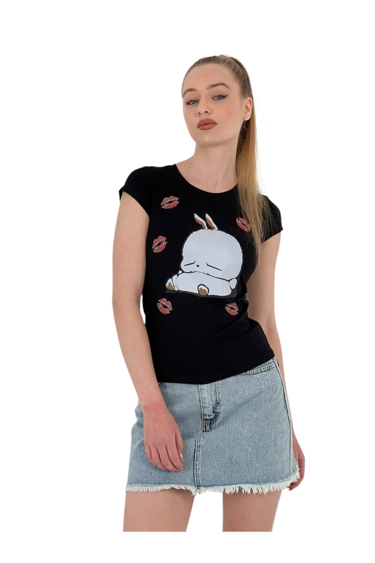 تي شيرت نسائي ضيق بأكمام قصيرة مطبوع عليه أرنب باللون الأسود