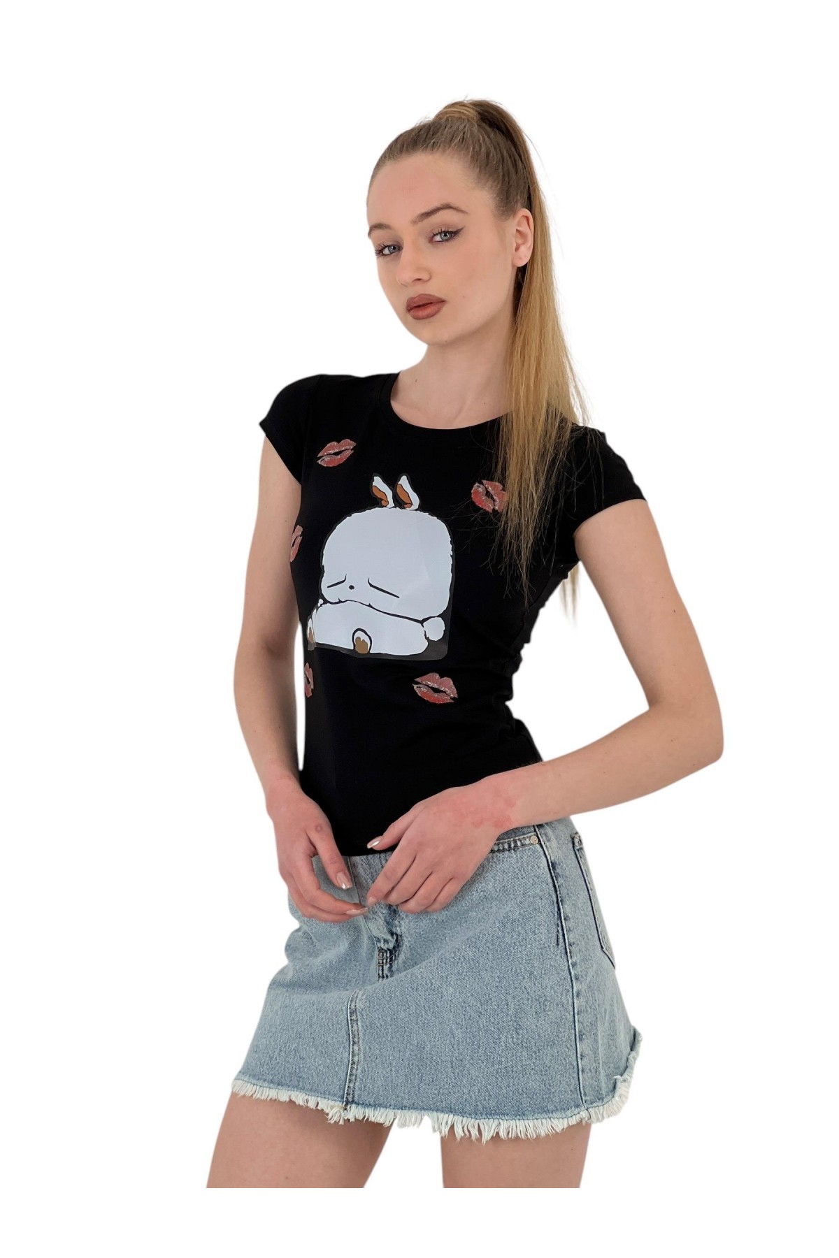 تي شيرت نسائي ضيق بأكمام قصيرة مطبوع عليه أرنب باللون الأسود