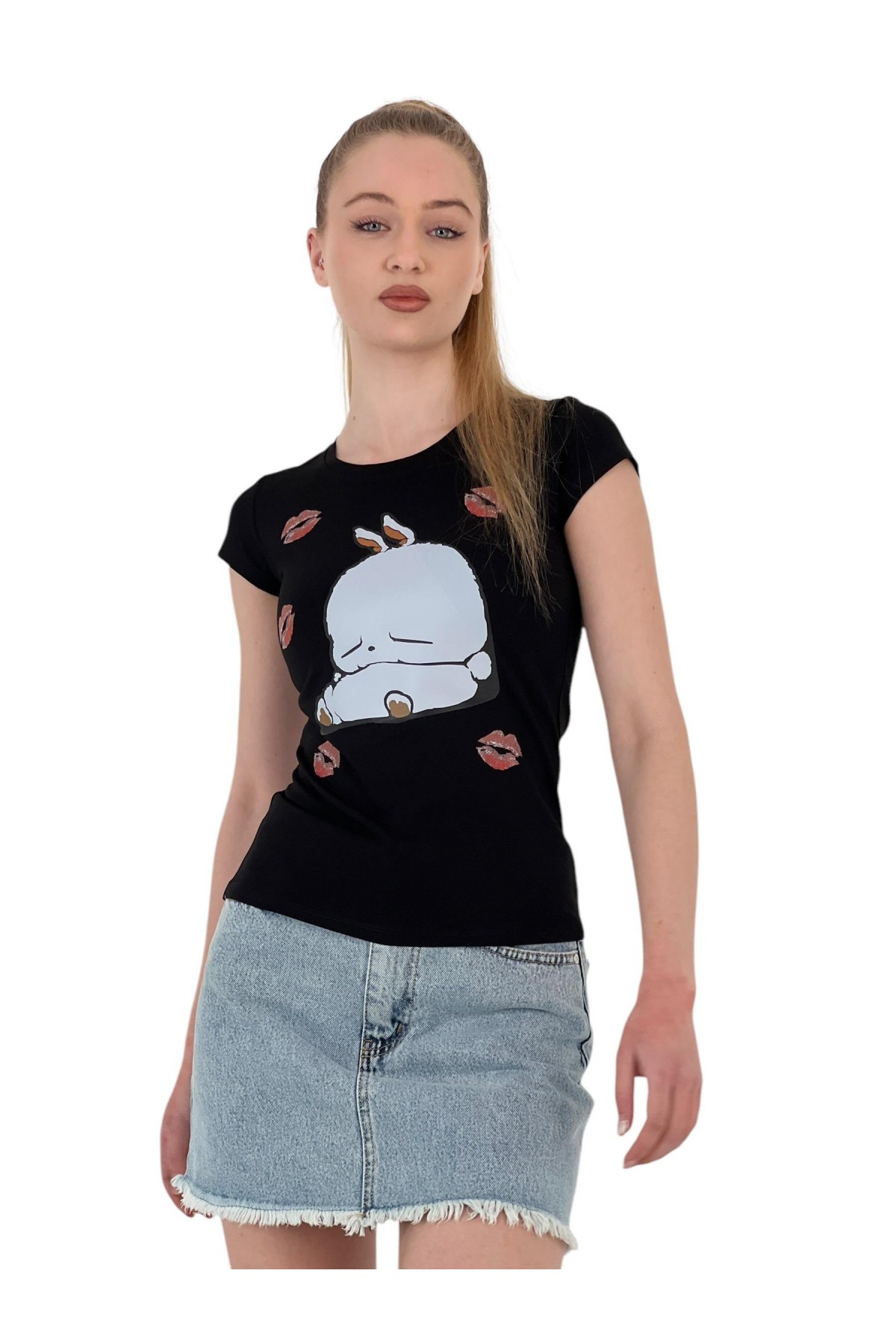 تي شيرت نسائي ضيق بأكمام قصيرة مطبوع عليه أرنب باللون الأسود