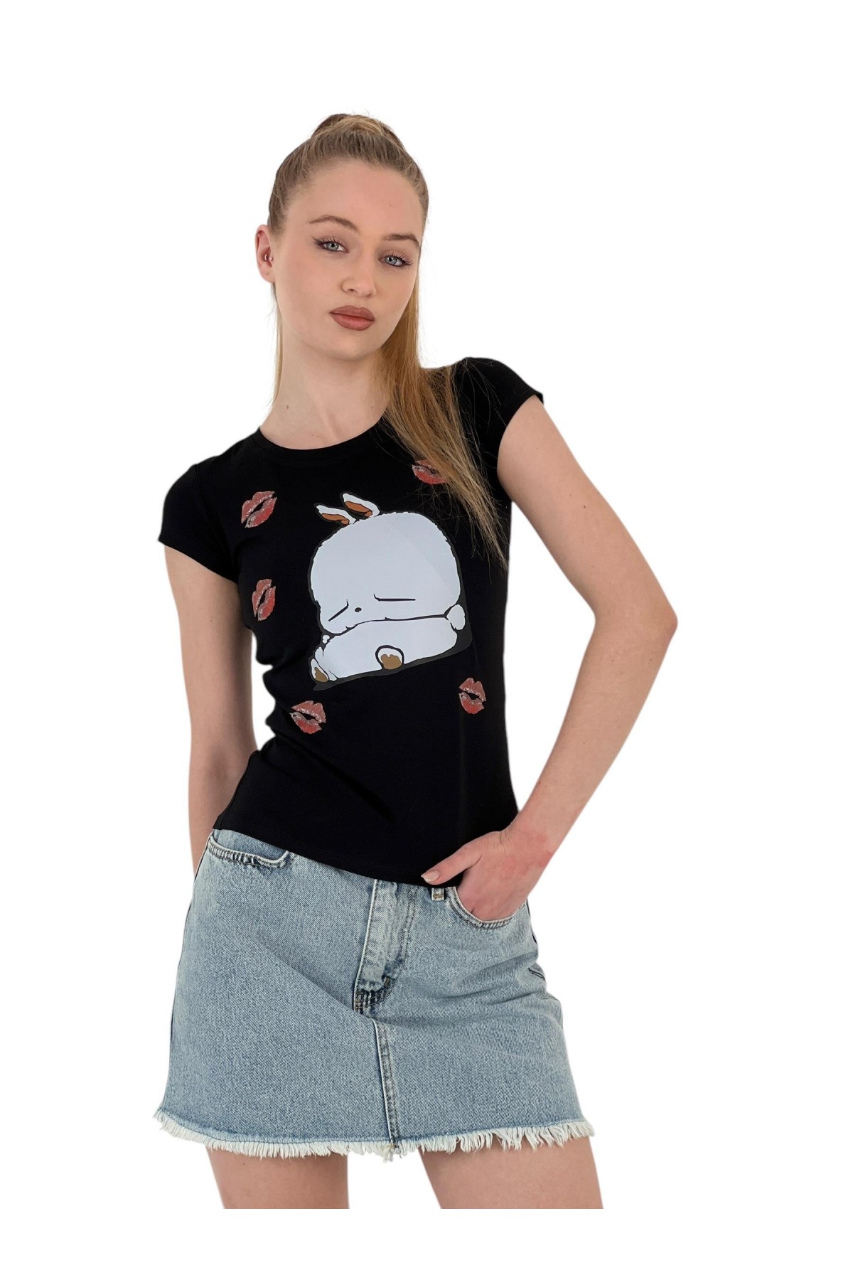 تي شيرت نسائي ضيق بأكمام قصيرة مطبوع عليه أرنب باللون الأسود