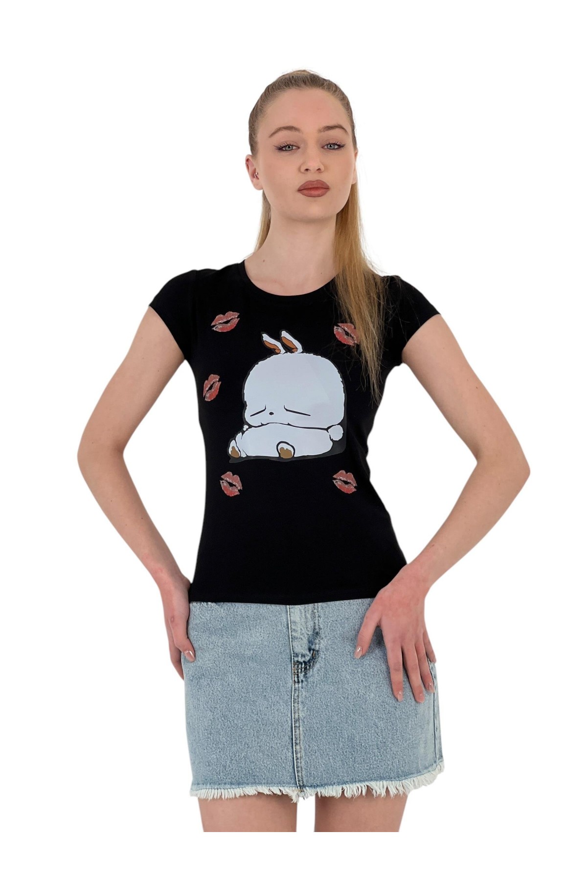 تي شيرت نسائي ضيق بأكمام قصيرة مطبوع عليه أرنب باللون الأسود