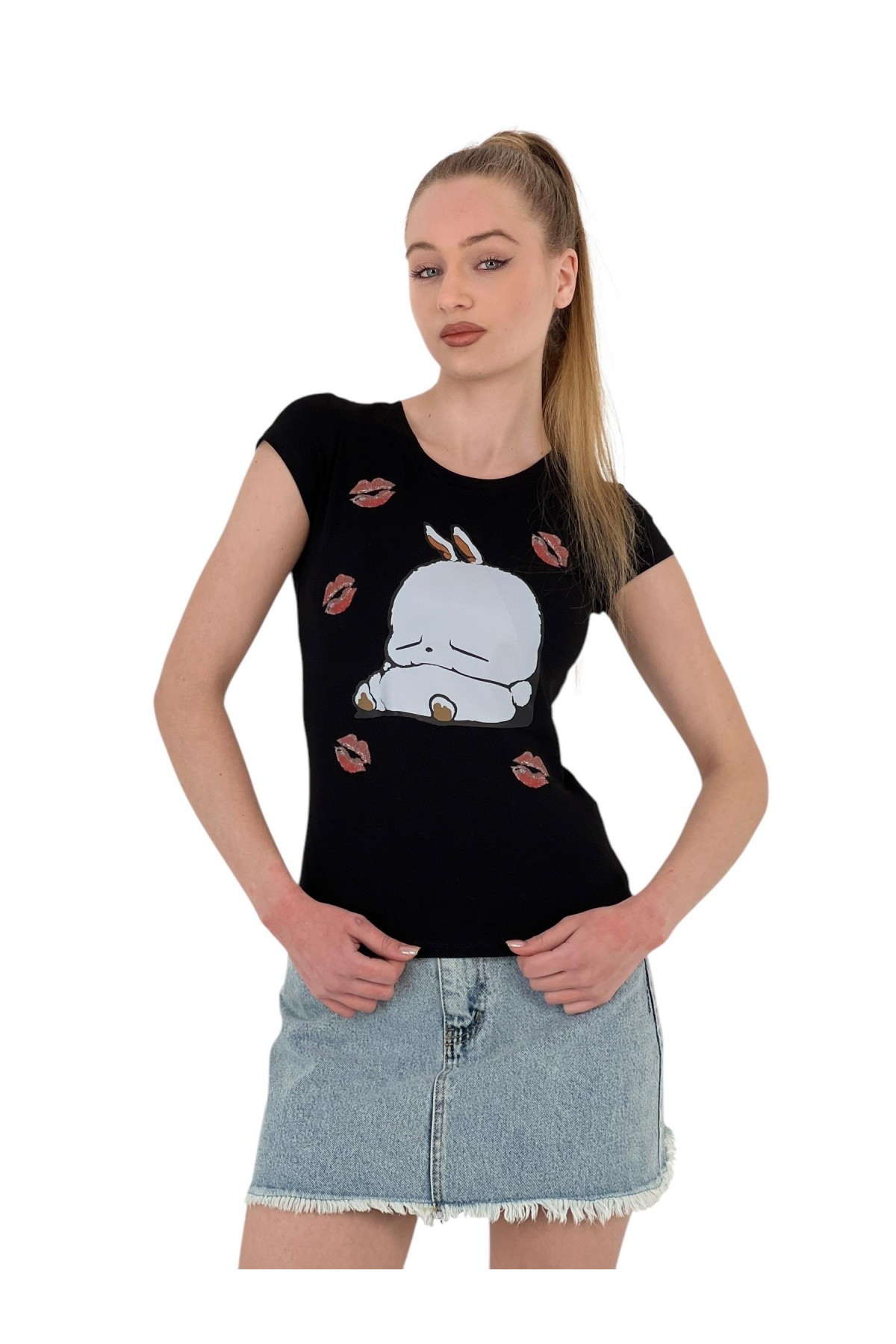 تي شيرت نسائي ضيق بأكمام قصيرة مطبوع عليه أرنب باللون الأسود