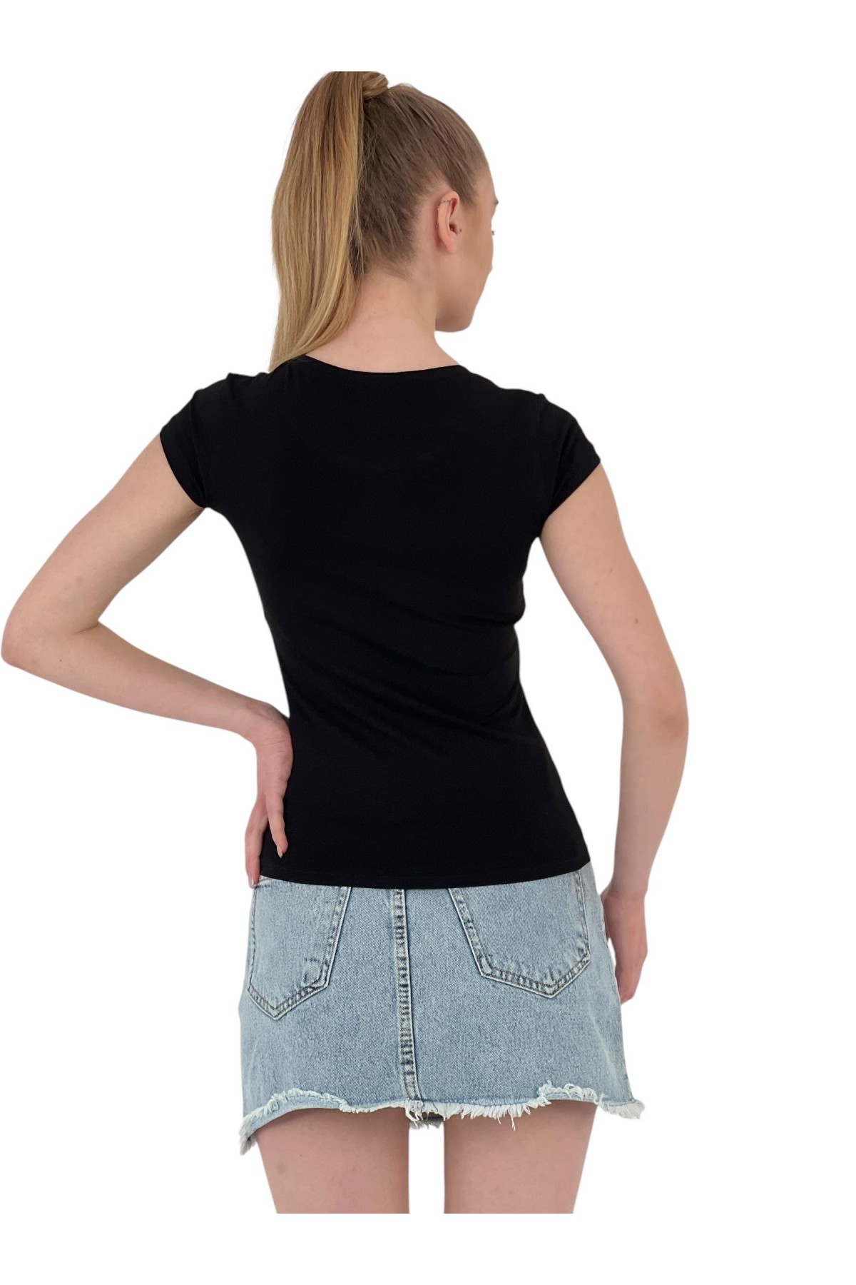 تي شيرت نسائي ضيق بأكمام قصيرة مطبوع عليه أرنب باللون الأسود