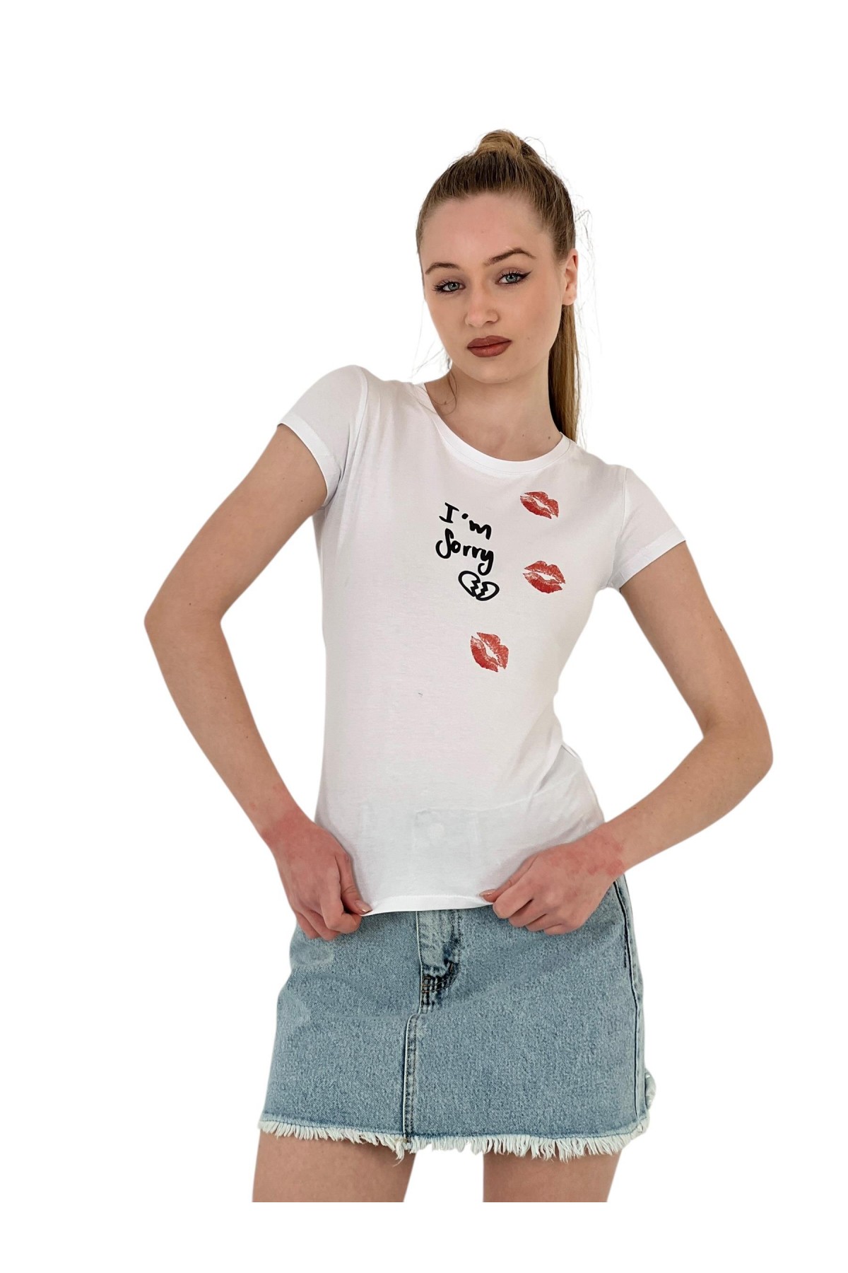 تي شيرت نسائي أبيض ضيق بأكمام قصيرة مطبوع عليه عبارة Kiss