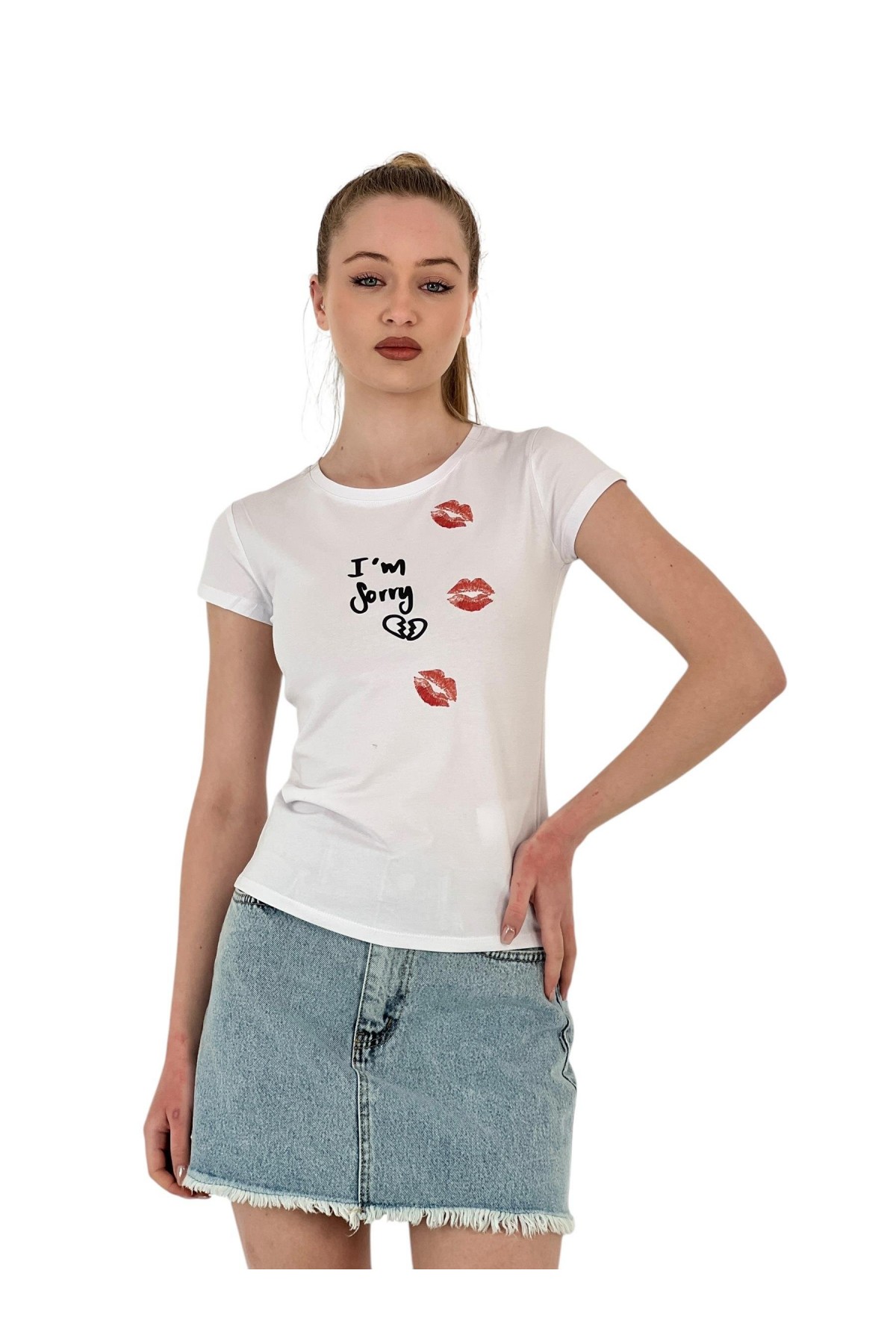 تي شيرت نسائي أبيض ضيق بأكمام قصيرة مطبوع عليه عبارة Kiss