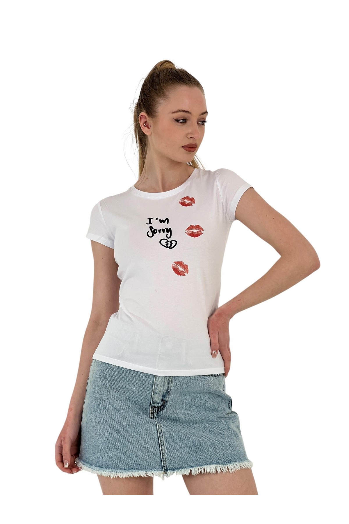 تي شيرت نسائي أبيض ضيق بأكمام قصيرة مطبوع عليه عبارة Kiss