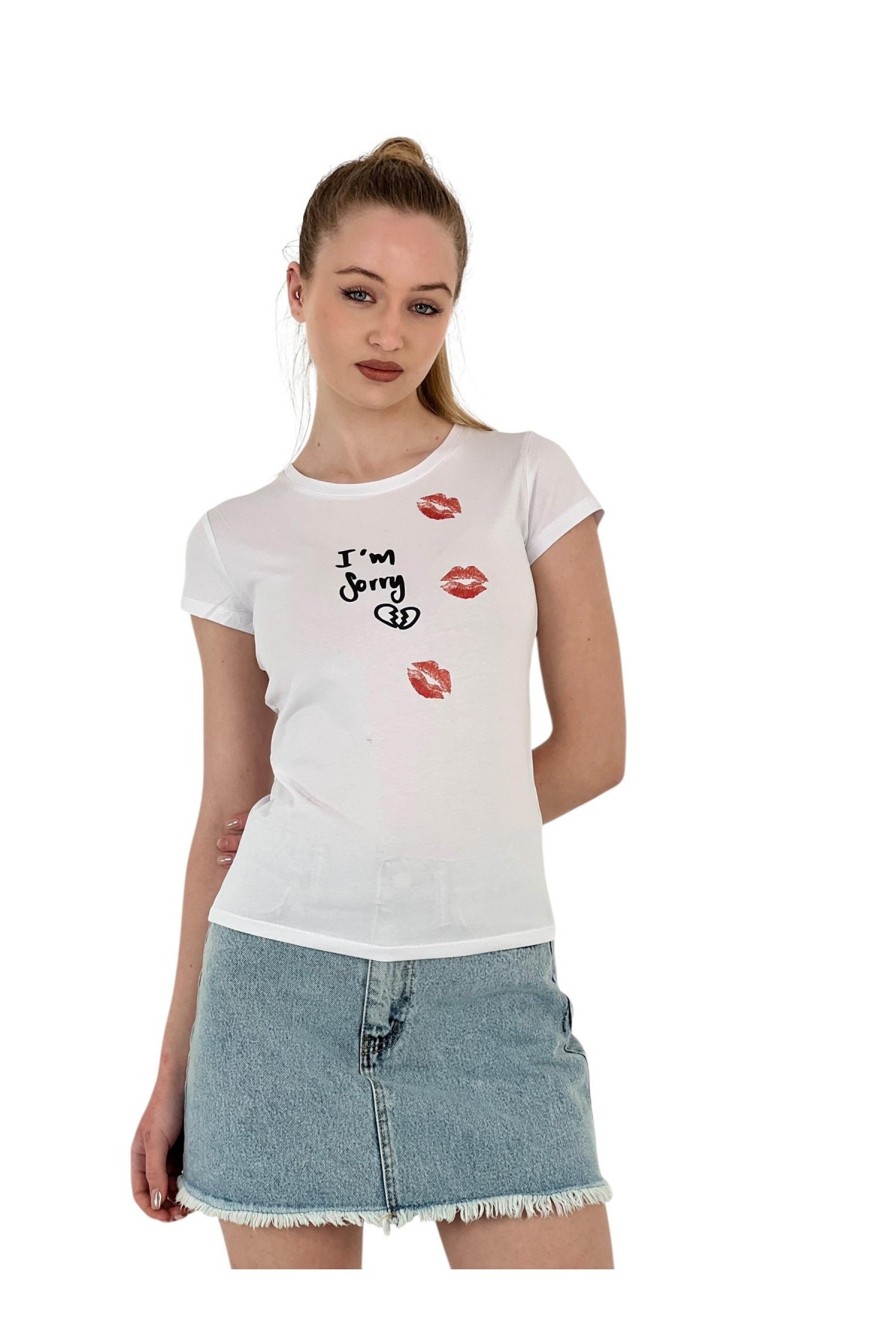 تي شيرت نسائي أبيض ضيق بأكمام قصيرة مطبوع عليه عبارة Kiss