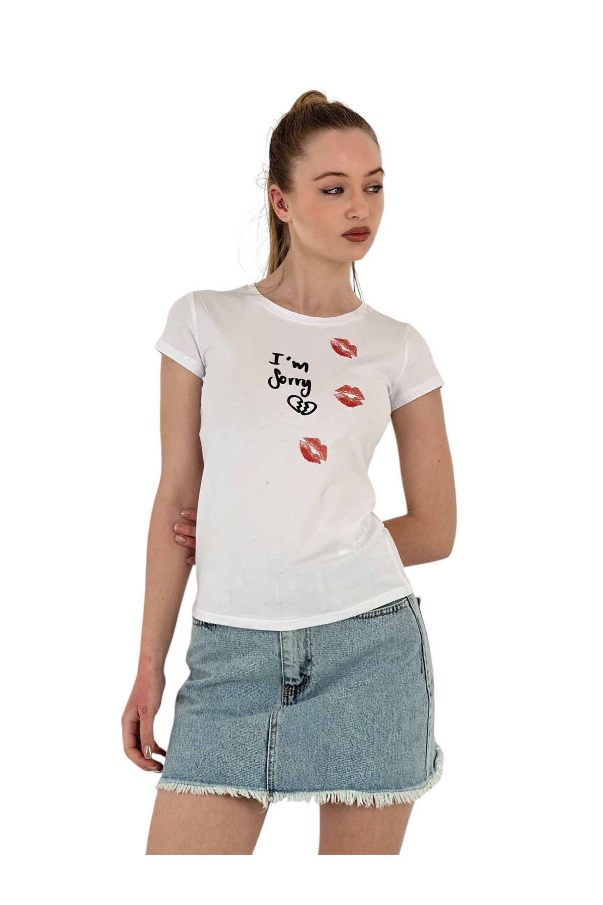 تي شيرت نسائي أبيض ضيق بأكمام قصيرة مطبوع عليه عبارة Kiss