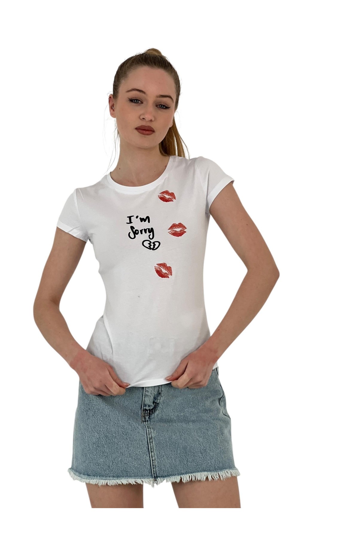 تي شيرت نسائي أبيض ضيق بأكمام قصيرة مطبوع عليه عبارة Kiss