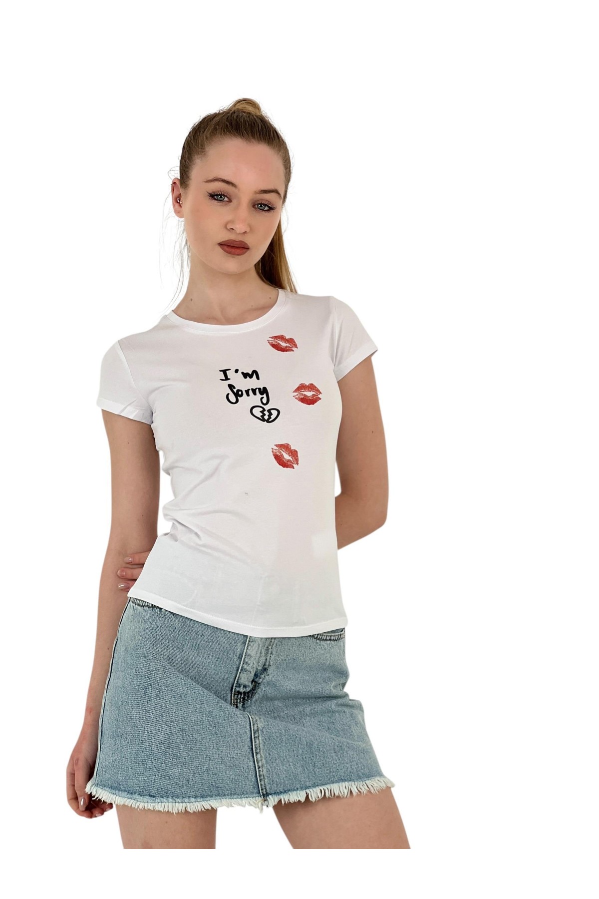 تي شيرت نسائي أبيض ضيق بأكمام قصيرة مطبوع عليه عبارة Kiss