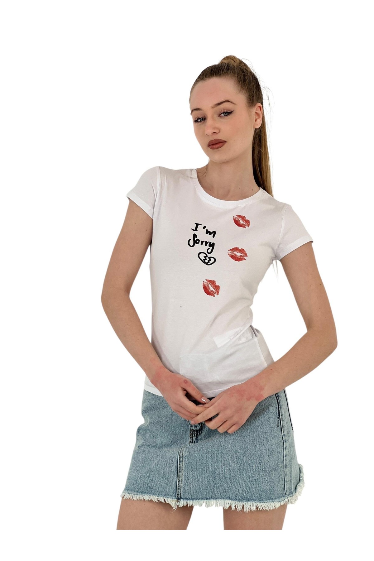 تي شيرت نسائي أبيض ضيق بأكمام قصيرة مطبوع عليه عبارة Kiss