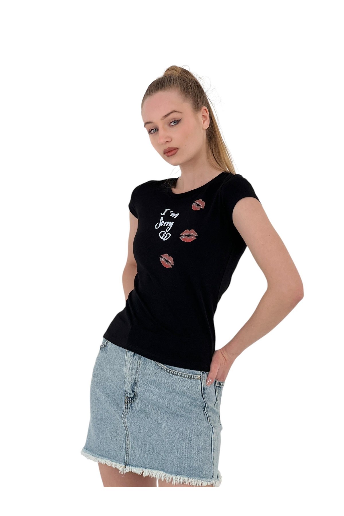 تي شيرت نسائي أبيض ضيق بأكمام قصيرة مطبوع عليه عبارة Kiss