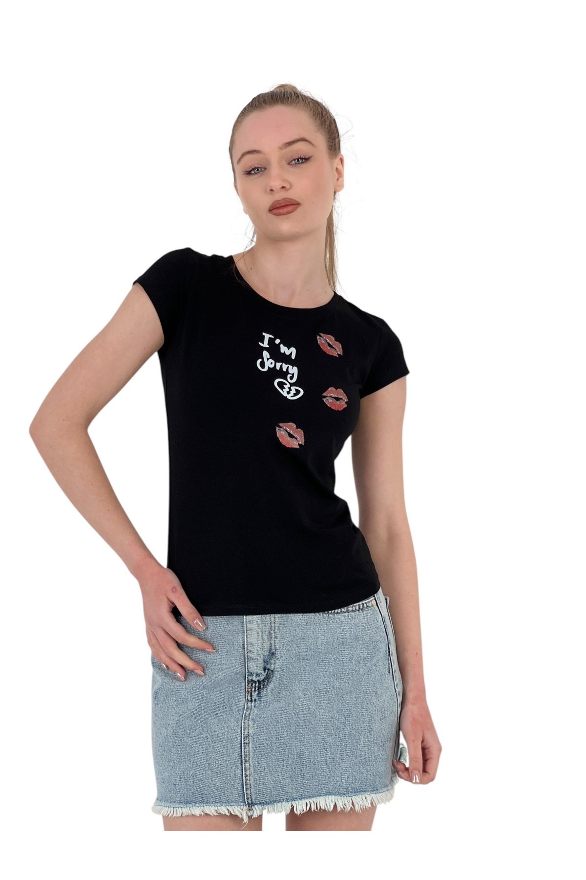 تي شيرت نسائي أبيض ضيق بأكمام قصيرة مطبوع عليه عبارة Kiss