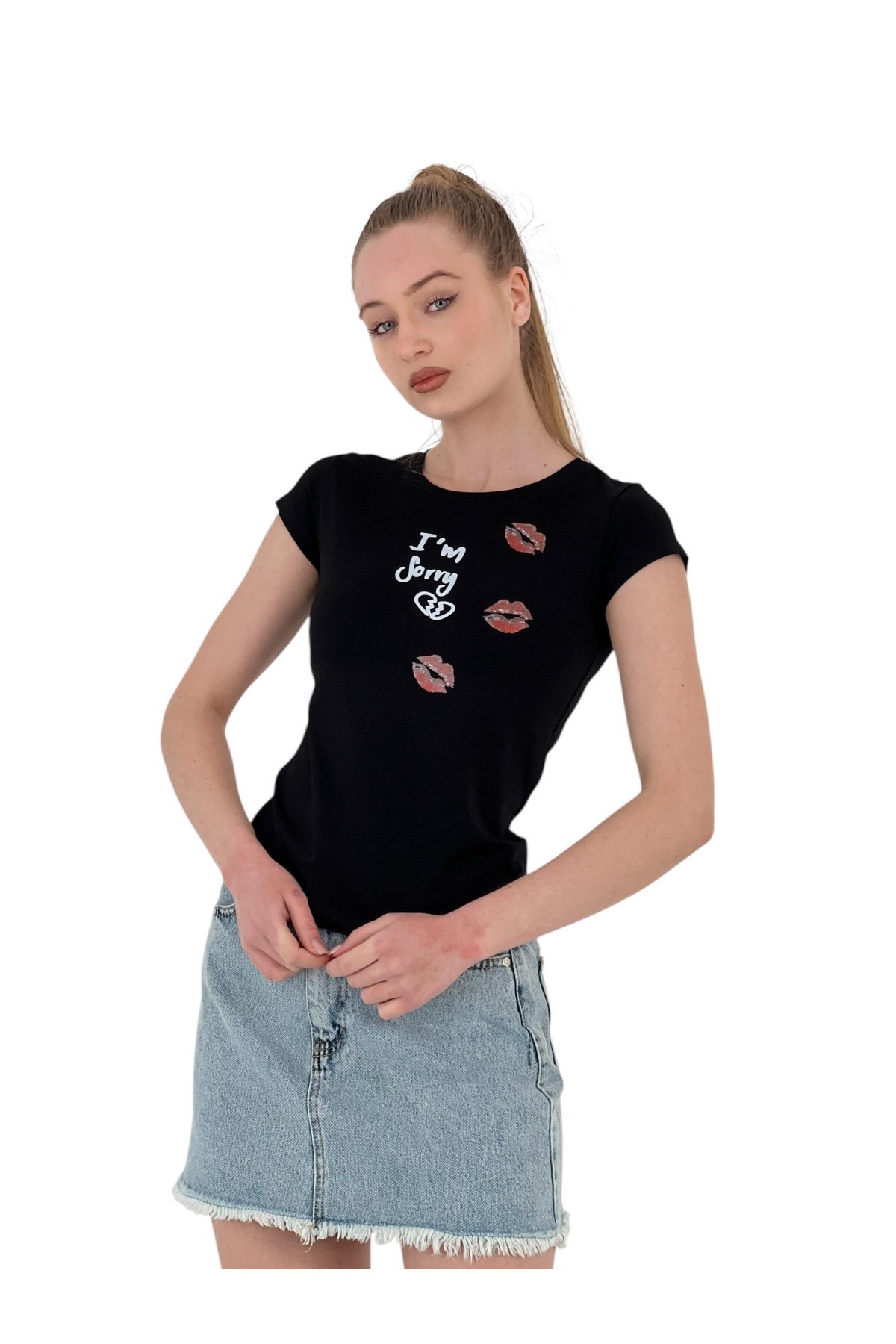 تي شيرت نسائي أبيض ضيق بأكمام قصيرة مطبوع عليه عبارة Kiss