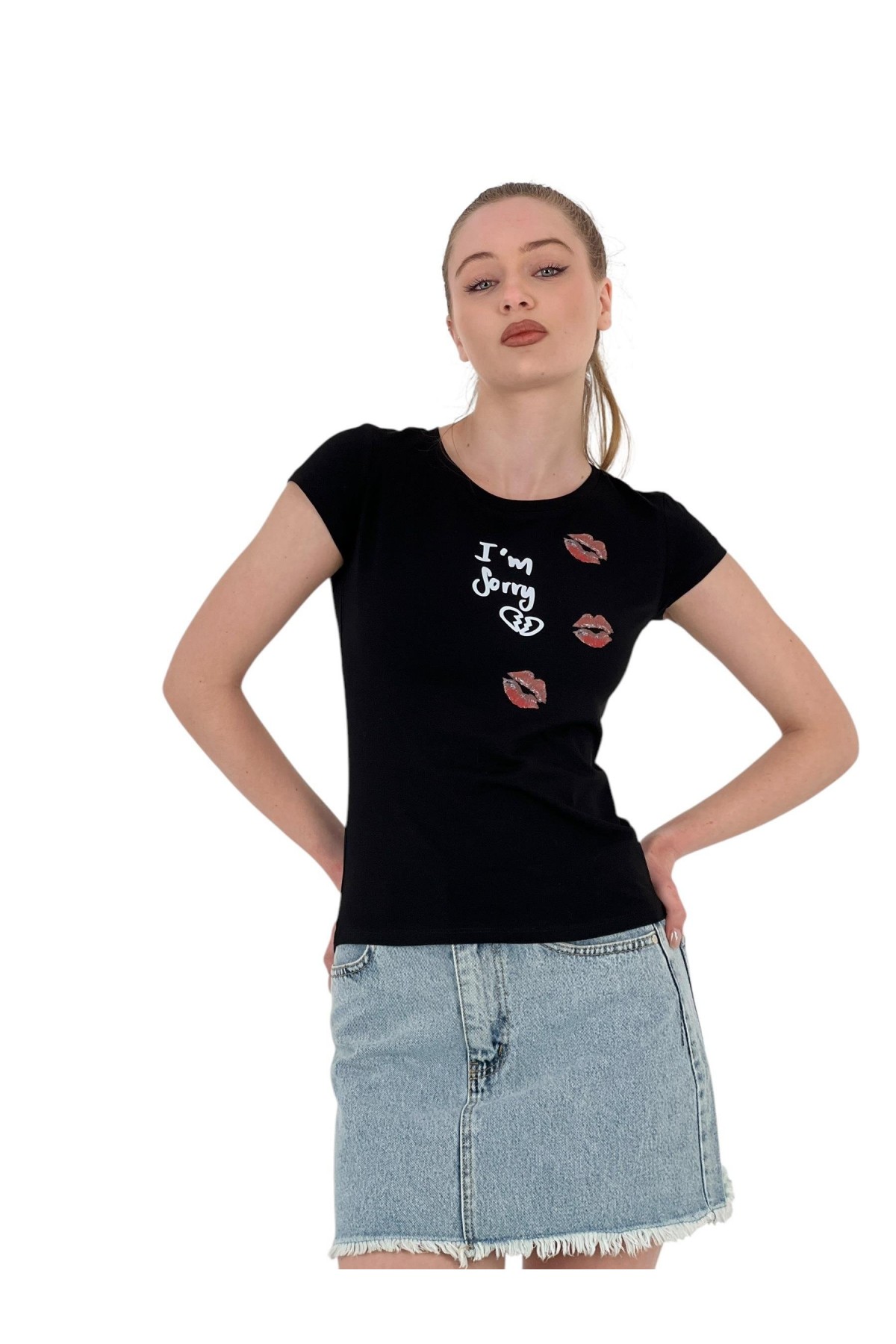 تي شيرت نسائي أبيض ضيق بأكمام قصيرة مطبوع عليه عبارة Kiss