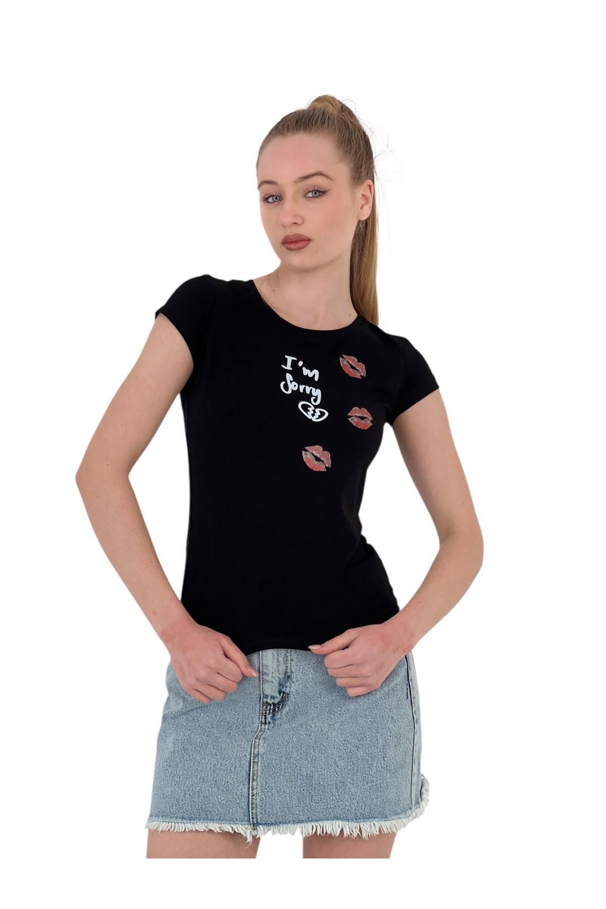 تي شيرت نسائي أبيض ضيق بأكمام قصيرة مطبوع عليه عبارة Kiss