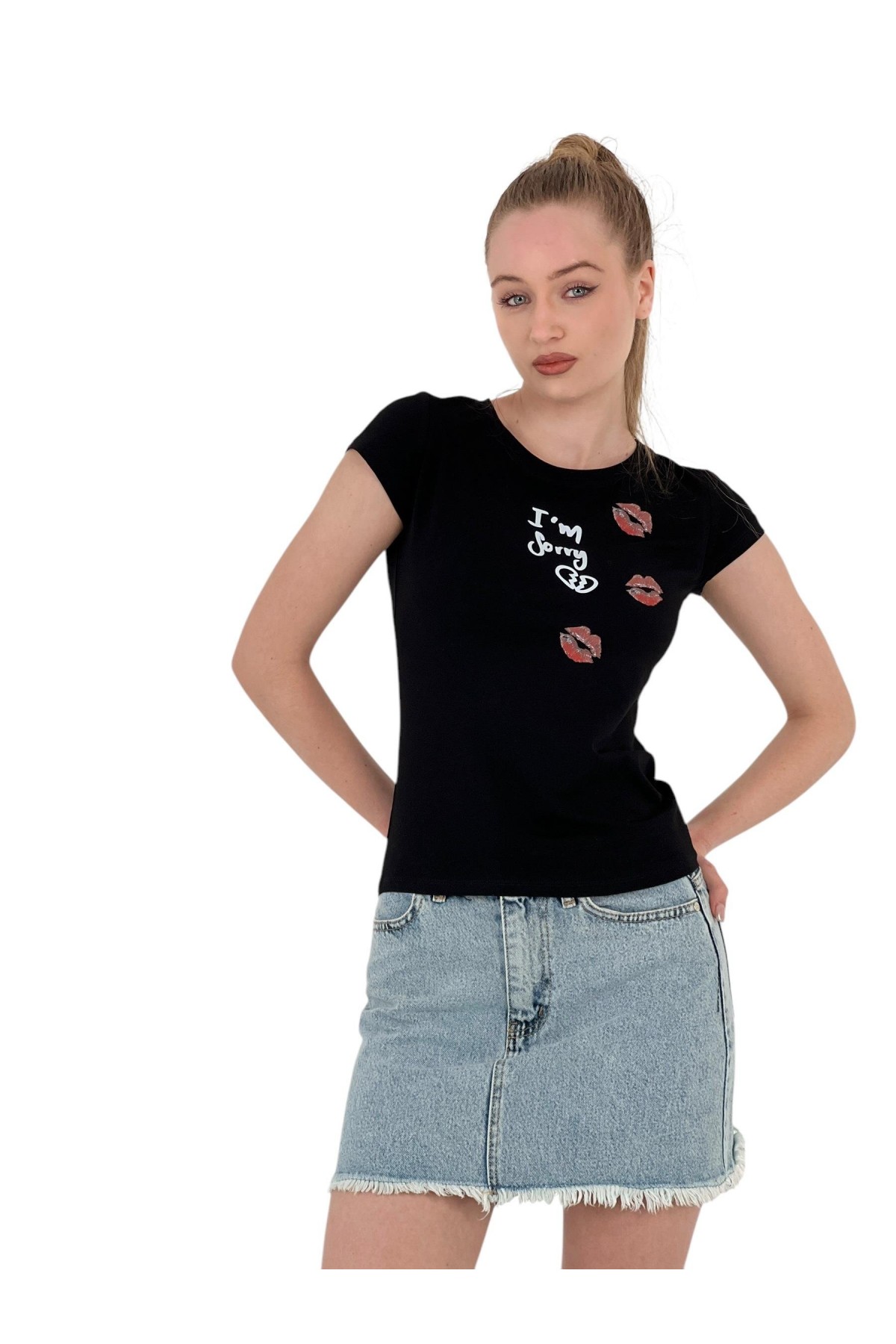 تي شيرت نسائي أبيض ضيق بأكمام قصيرة مطبوع عليه عبارة Kiss