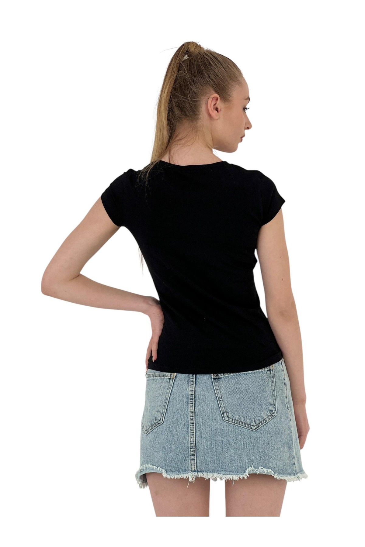 تي شيرت نسائي أبيض ضيق بأكمام قصيرة مطبوع عليه عبارة Kiss