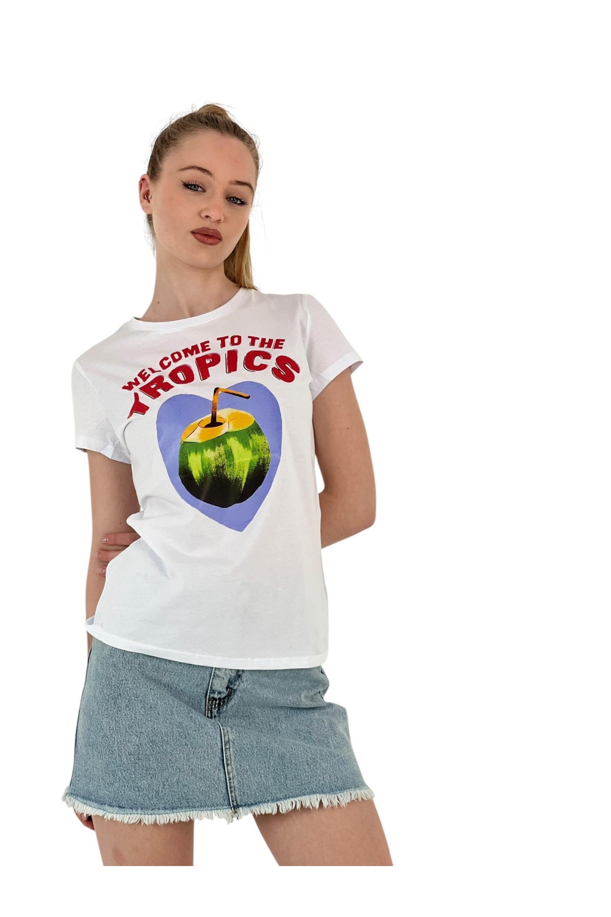 تي شيرت نسائي صيفي أسود بأكمام قصيرة مطبوع عليه فاكهة