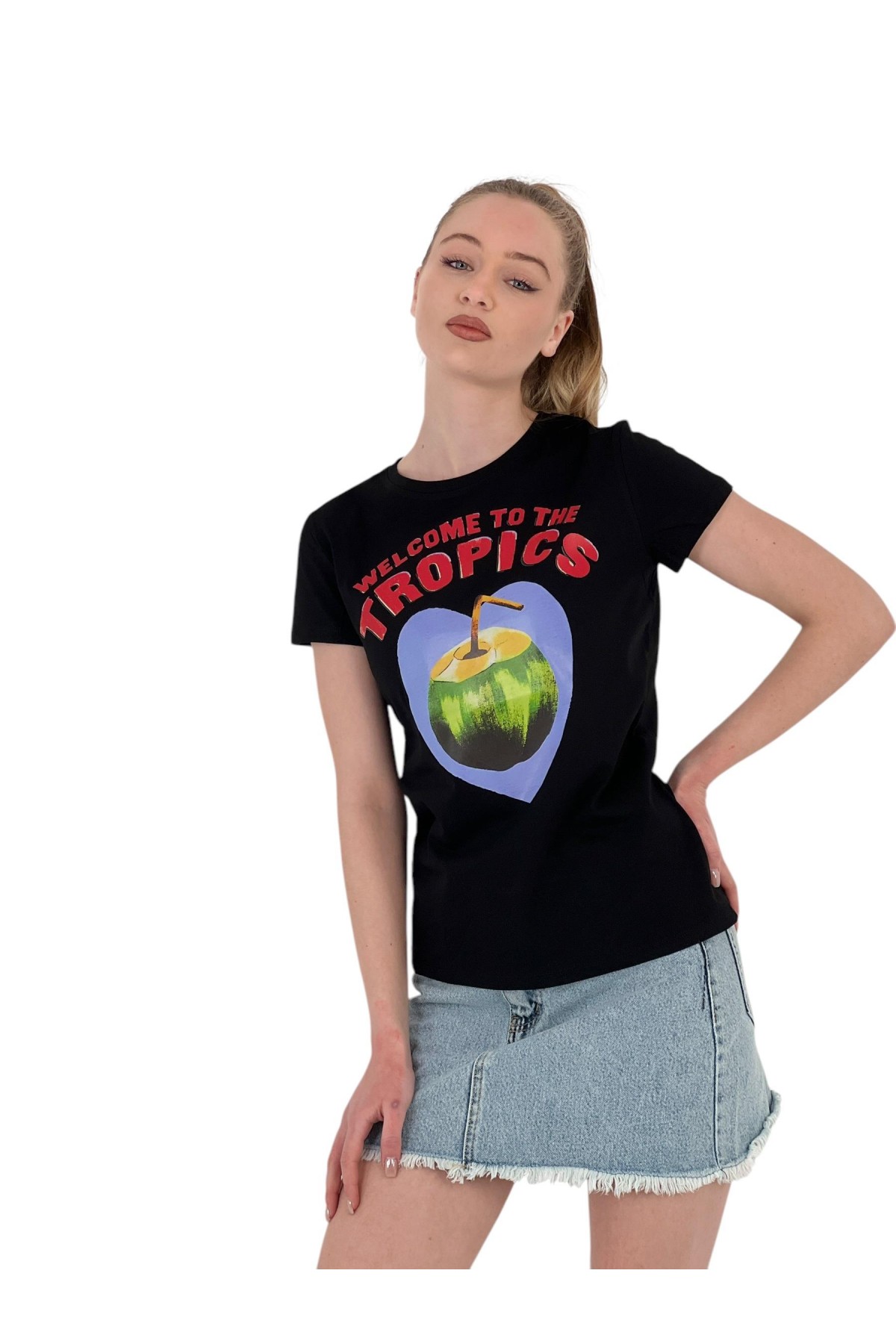 تي شيرت نسائي صيفي أسود بأكمام قصيرة مطبوع عليه فاكهة