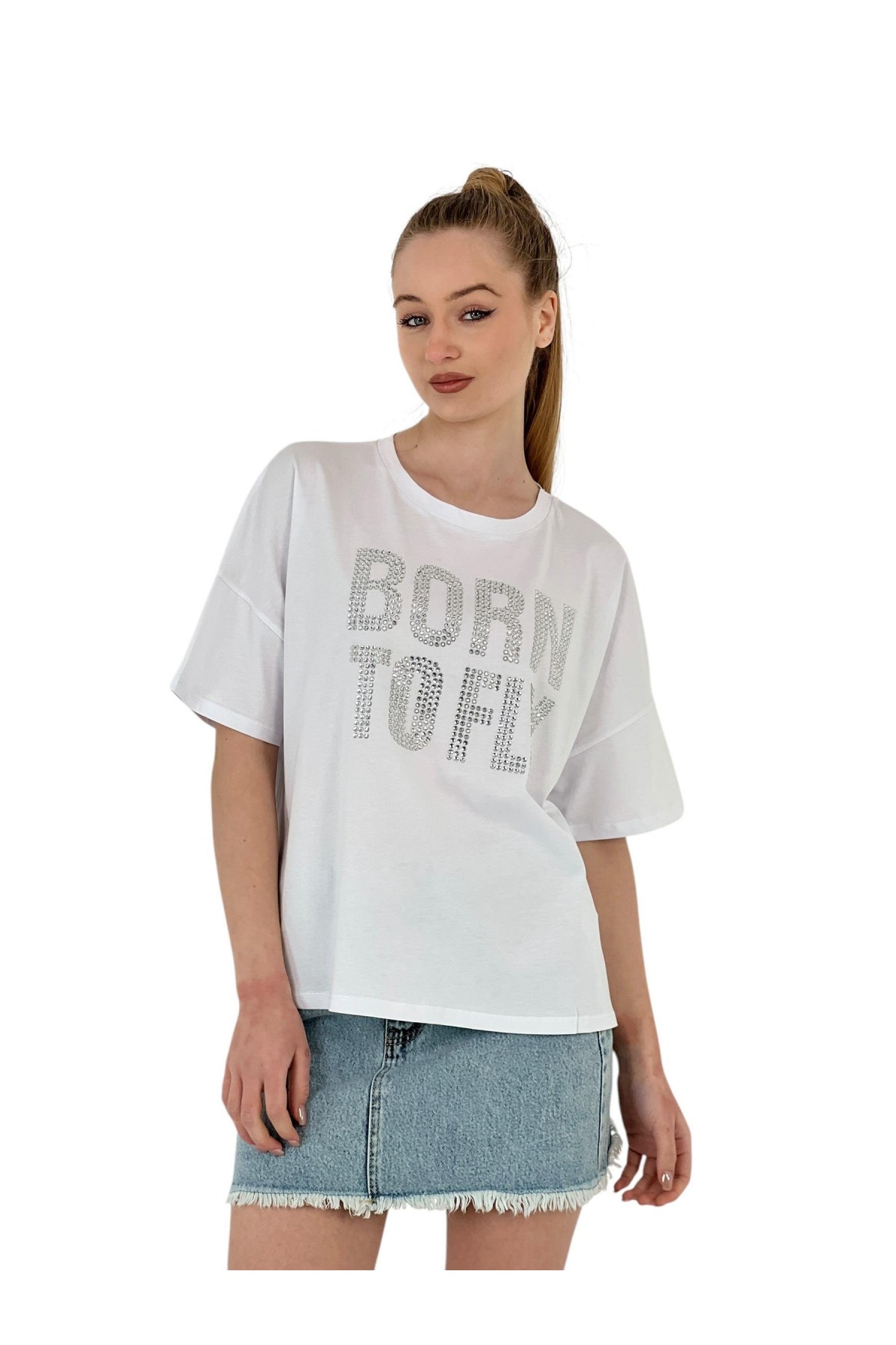 تي شيرت كبير الحجم مطرز بالحجر "مولود للطيران" - أبيض رمادي