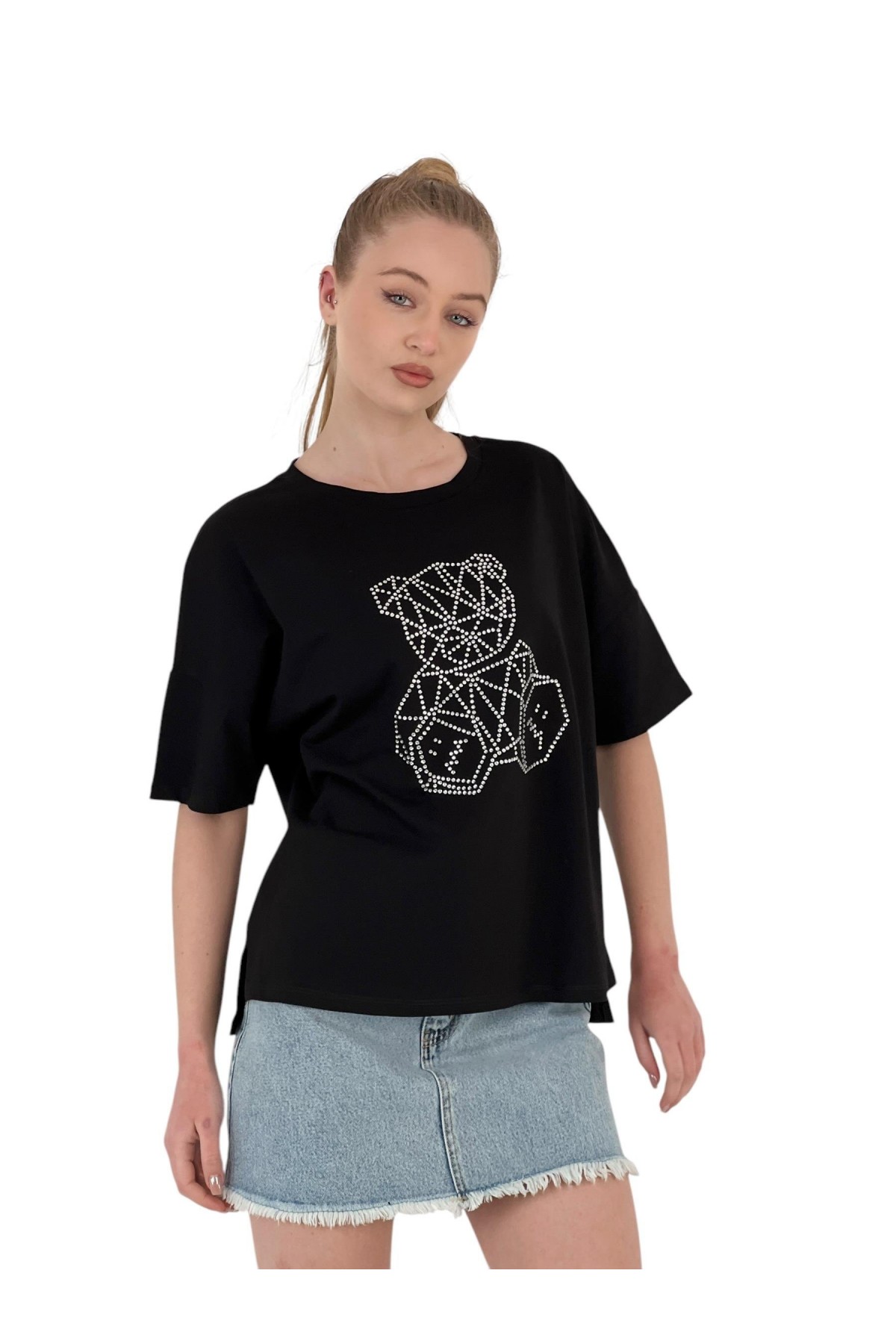 تي شيرت كبير الحجم مطرز بحجر على شكل دب هندسي - أسود وأبيض