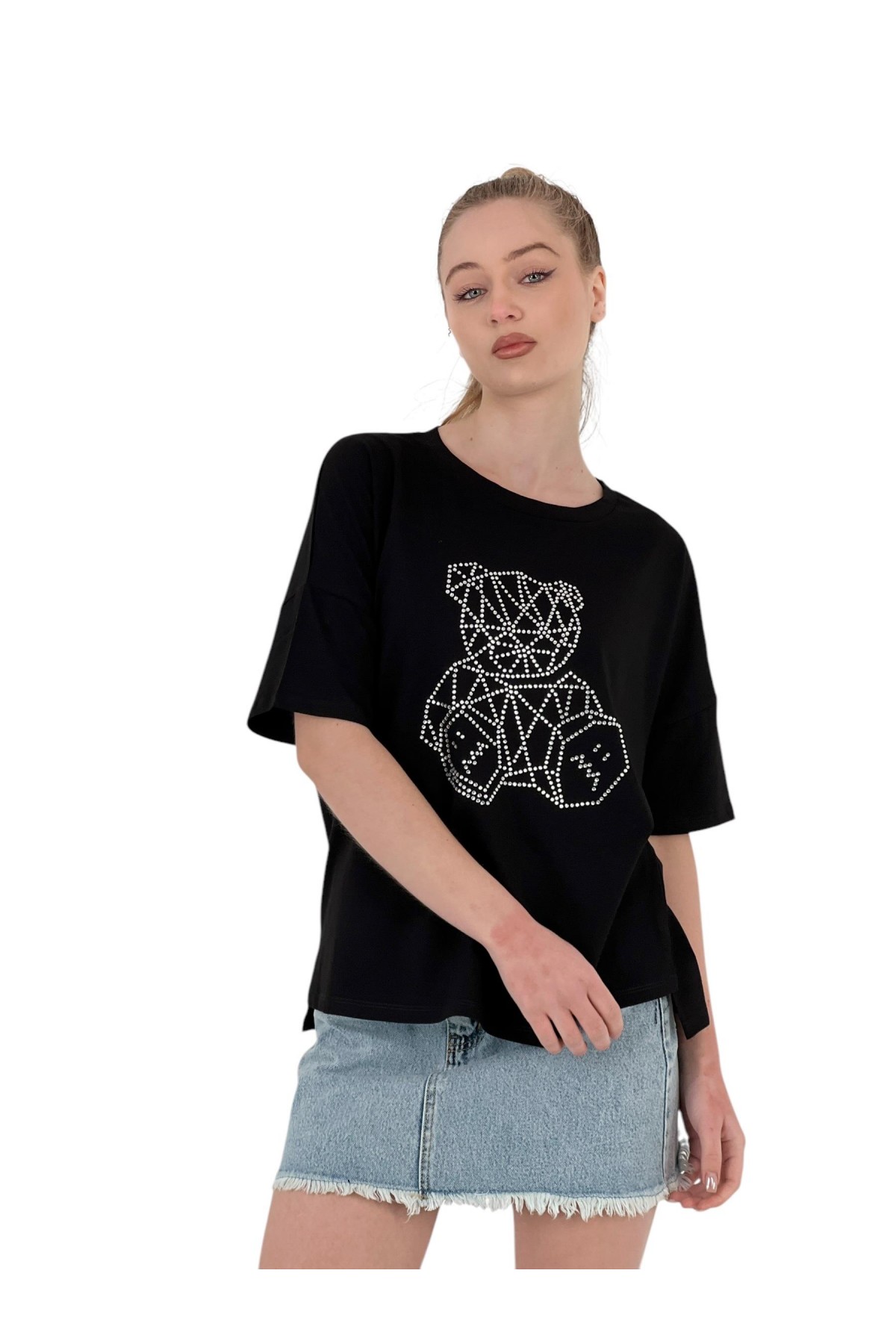 تي شيرت كبير الحجم مطرز بحجر على شكل دب هندسي - أسود وأبيض