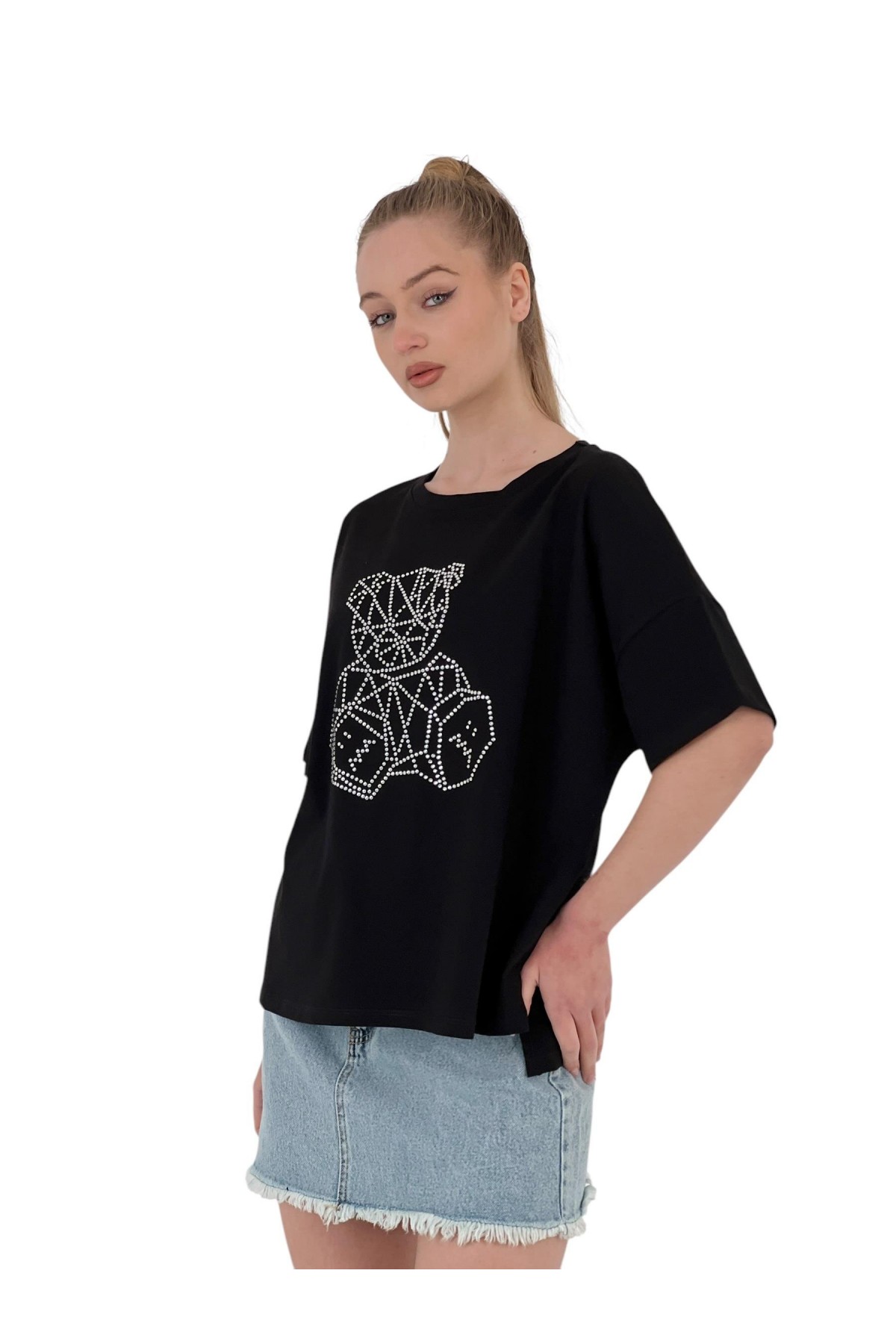 تي شيرت كبير الحجم مطرز بحجر على شكل دب هندسي - أسود وأبيض