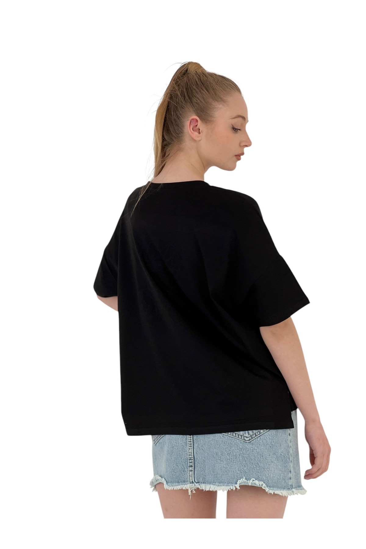 تي شيرت كبير الحجم مطرز بحجر على شكل دب هندسي - أسود وأبيض