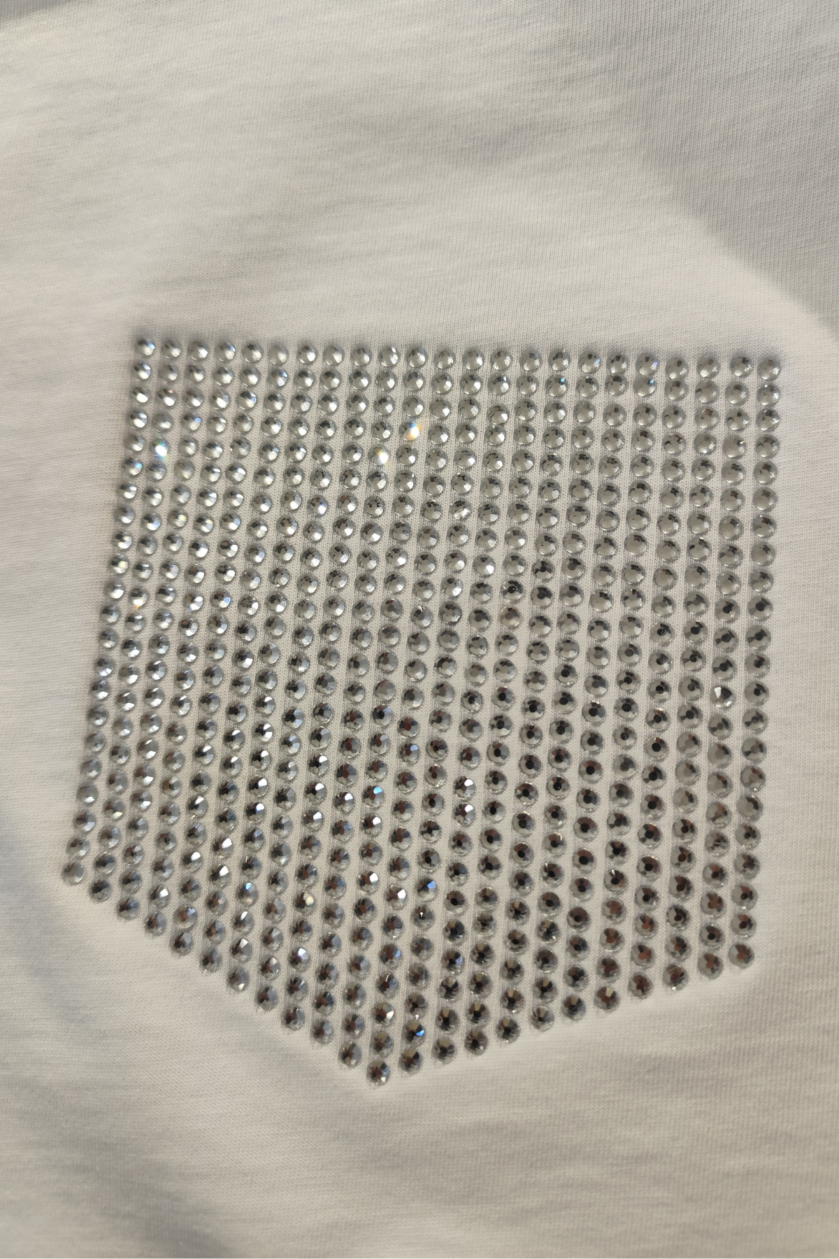 تي شيرت نسائي قصير بجيوب وتفاصيل حجرية