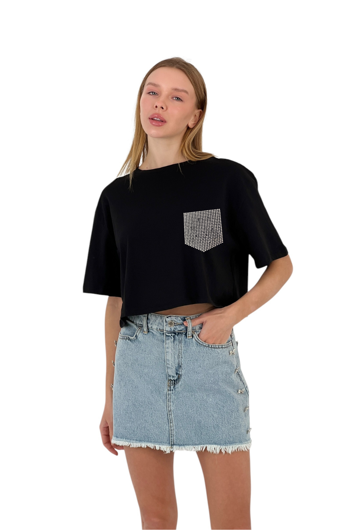 تي شيرت نسائي قصير بجيوب وتفاصيل حجرية