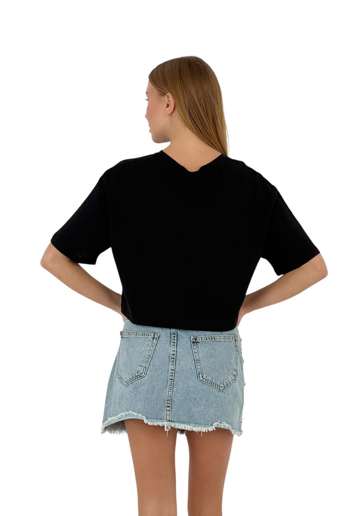 تي شيرت نسائي قصير بجيوب وتفاصيل حجرية