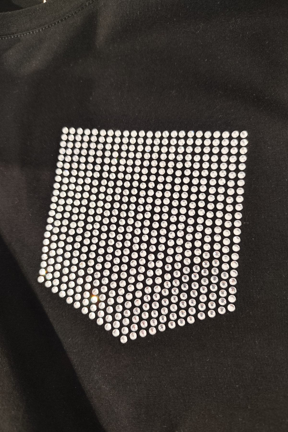 تي شيرت نسائي قصير بجيوب وتفاصيل حجرية