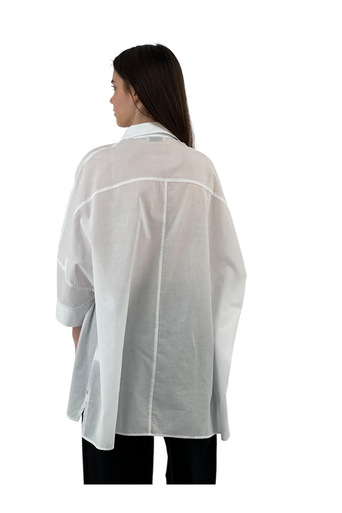 قميص كبير الحجم بقصّة مريحة وأكمام قصيرة