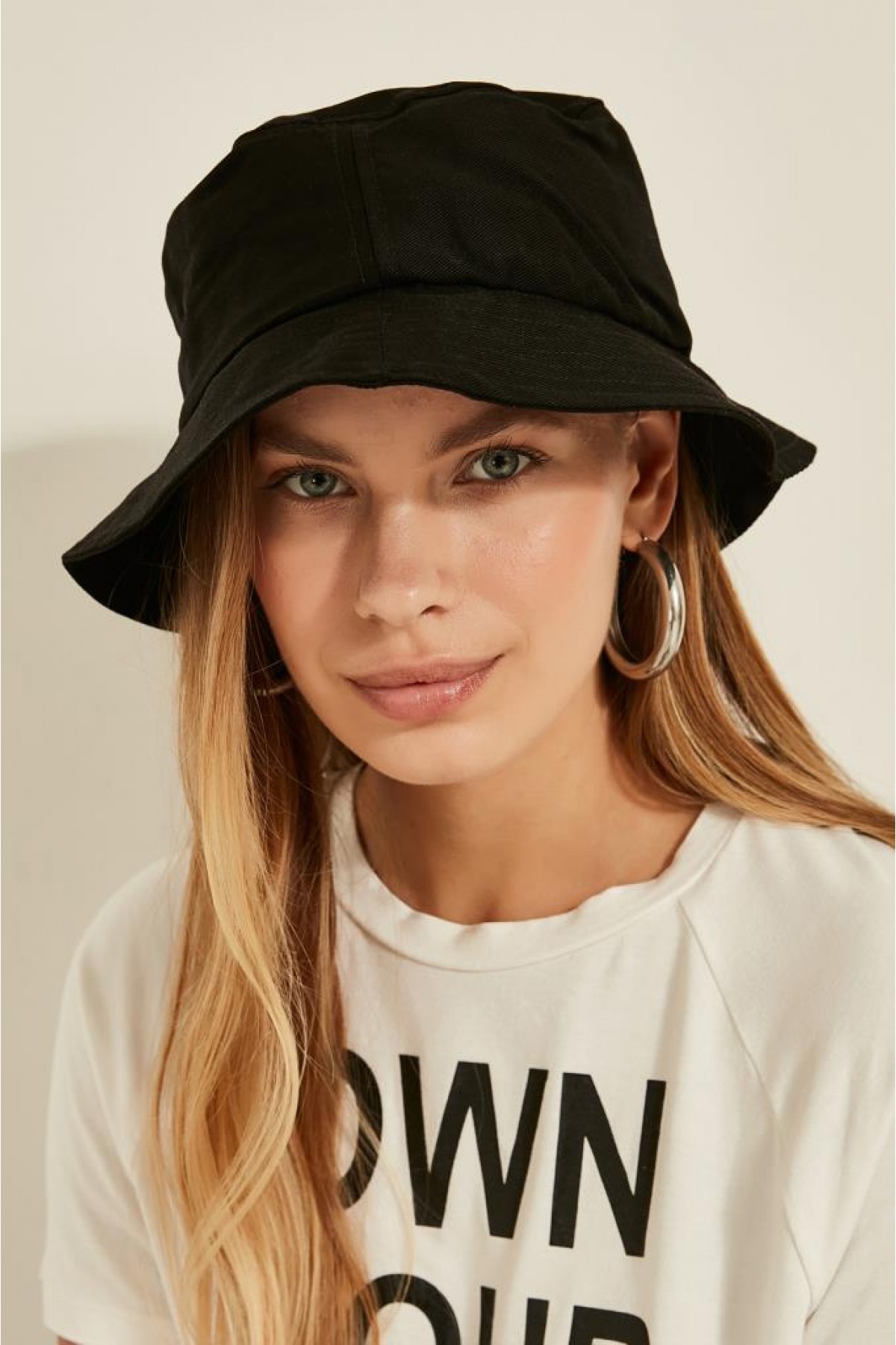 13372 Black Bucket Hat