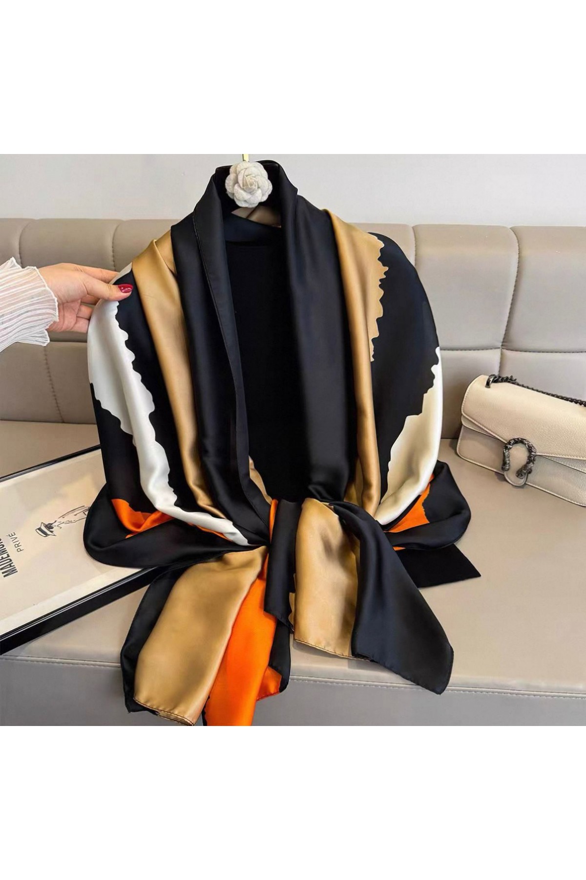 15390 Pastel Desenli Siyah Saten Şal 90x180 cm