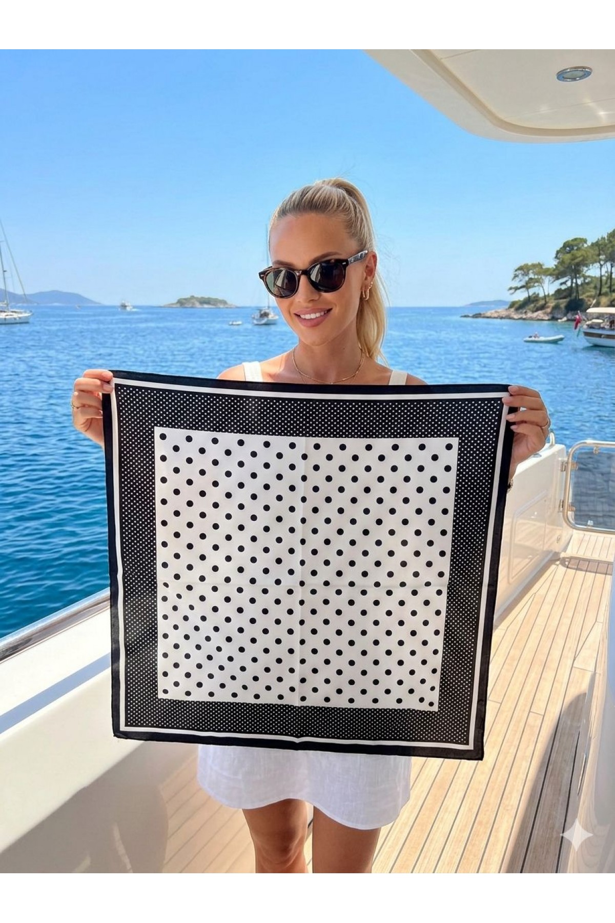 15373 Siyah Puantiye Desenli Bandana Fular 70x70 cm