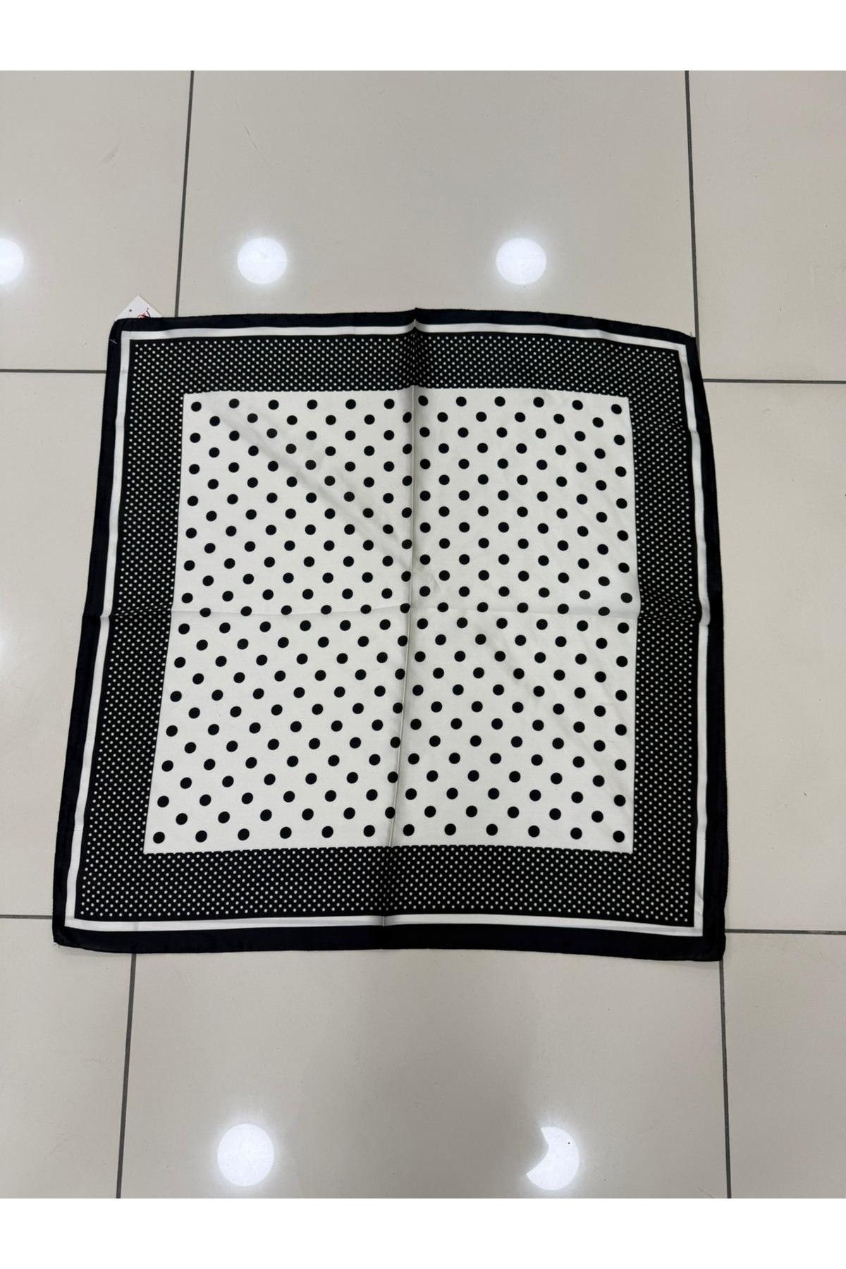 15373 Siyah Puantiye Desenli Bandana Fular 70x70 cm