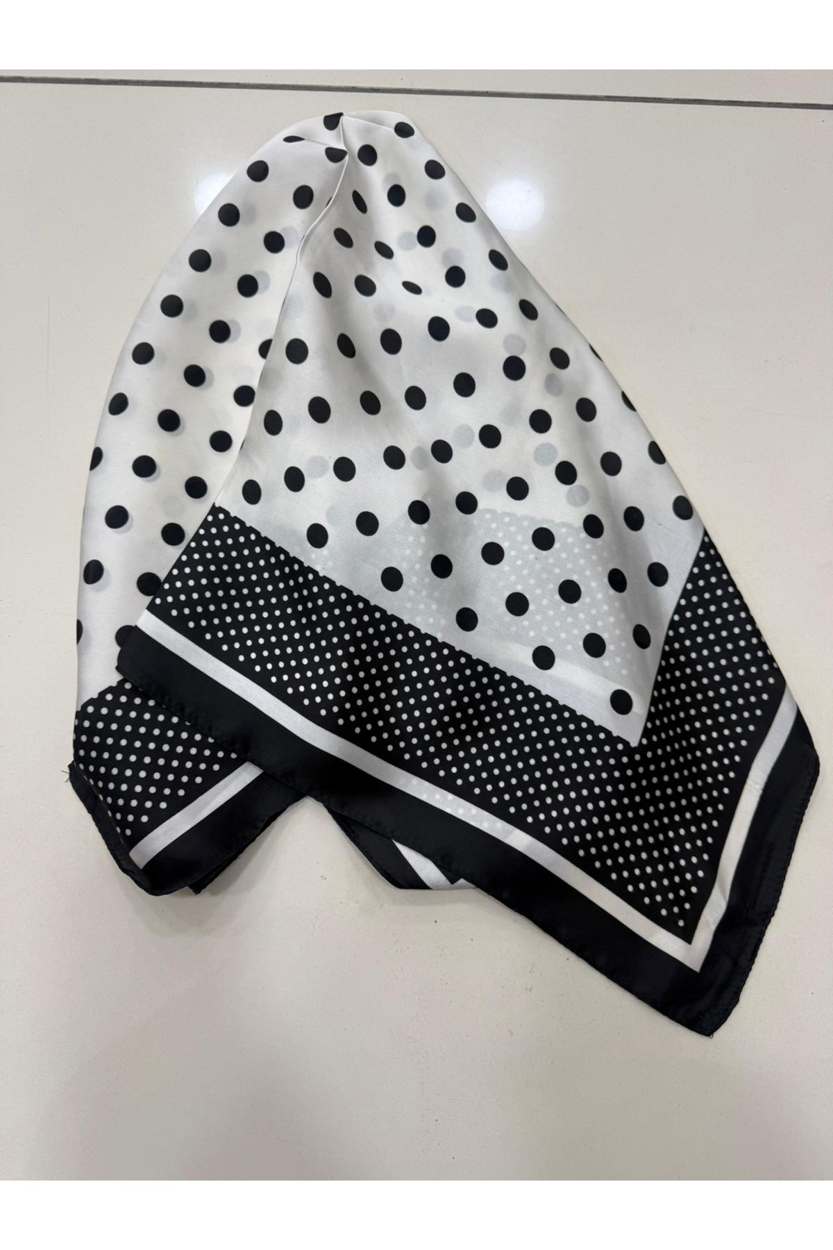 15373 Siyah Puantiye Desenli Bandana Fular 70x70 cm