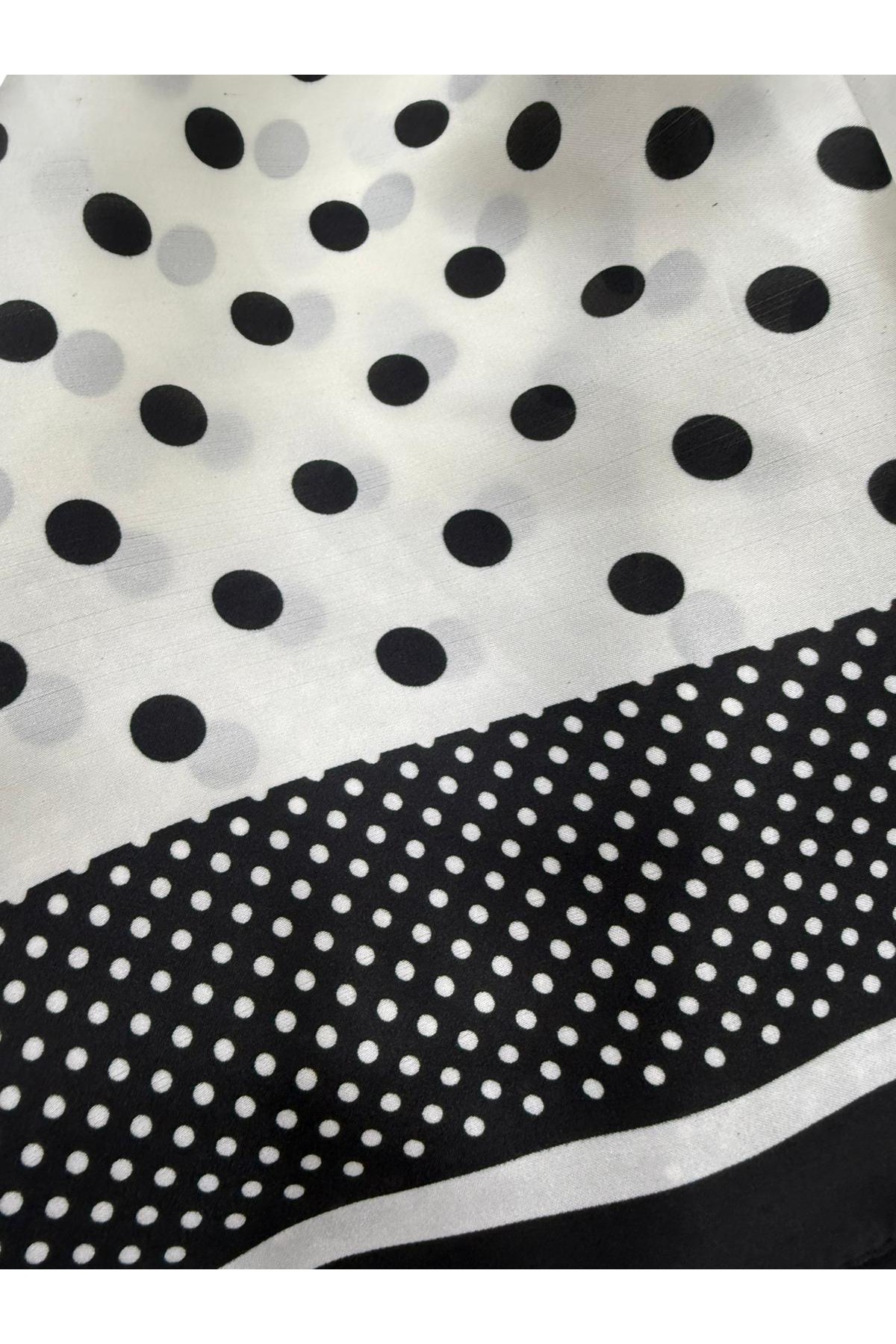 15373 Siyah Puantiye Desenli Bandana Fular 70x70 cm