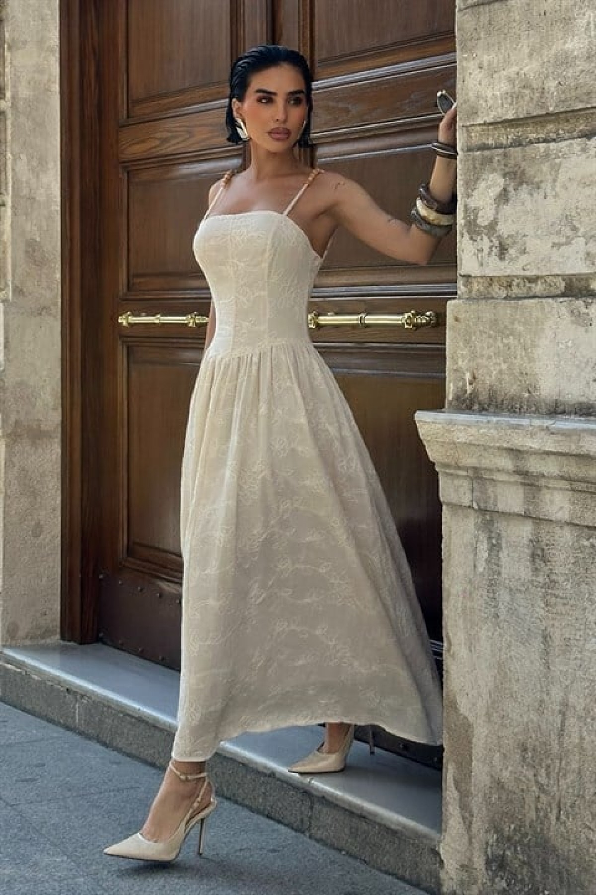 Omuzları Boncuklu Pile Detaylı Astarlı Güpür Elbise 2040