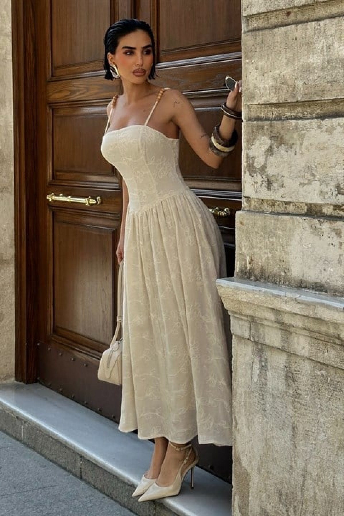 Omuzları Boncuklu Pile Detaylı Astarlı Güpür Elbise 2040