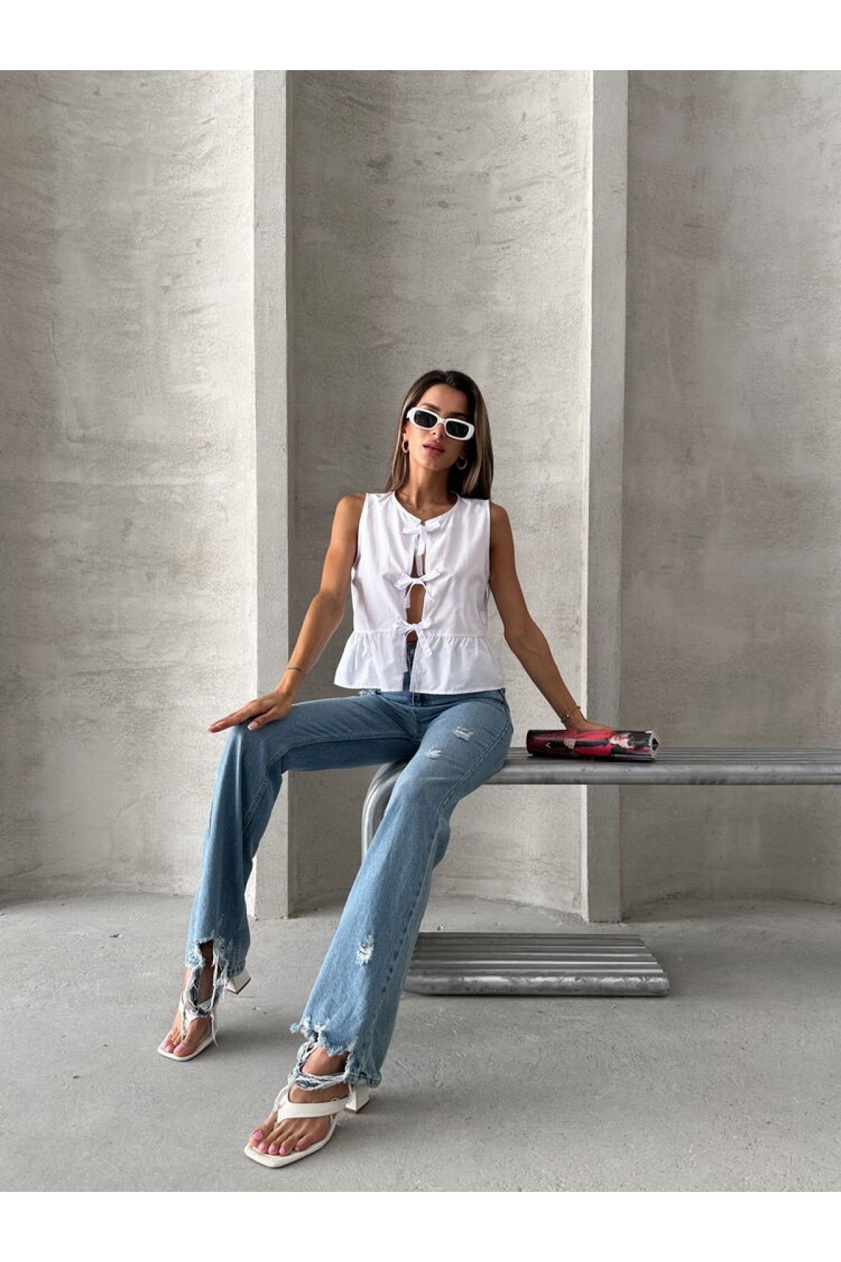 بلوزة توب شو بيضاء بربطة أمامية للبيع بالجملة