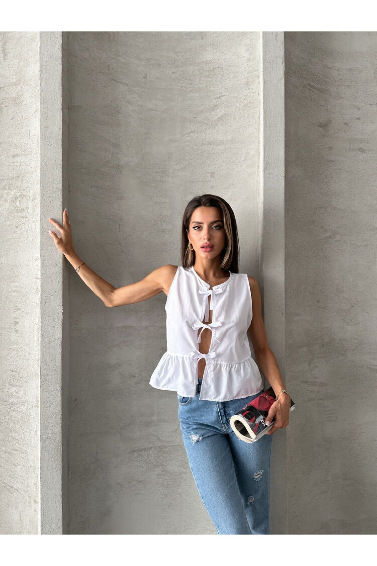 بلوزة توب شو بيضاء بربطة أمامية للبيع بالجملة