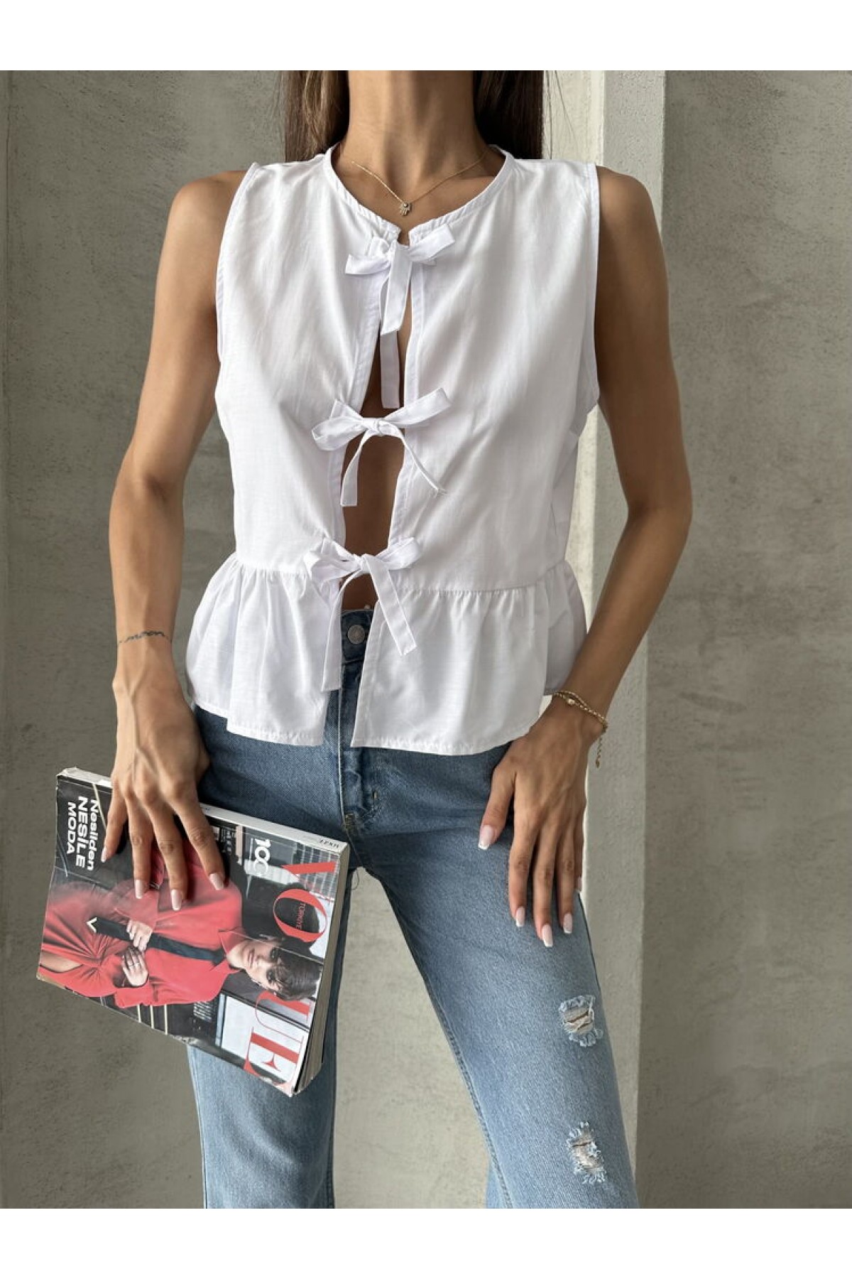 بلوزة توب شو بيضاء بربطة أمامية للبيع بالجملة