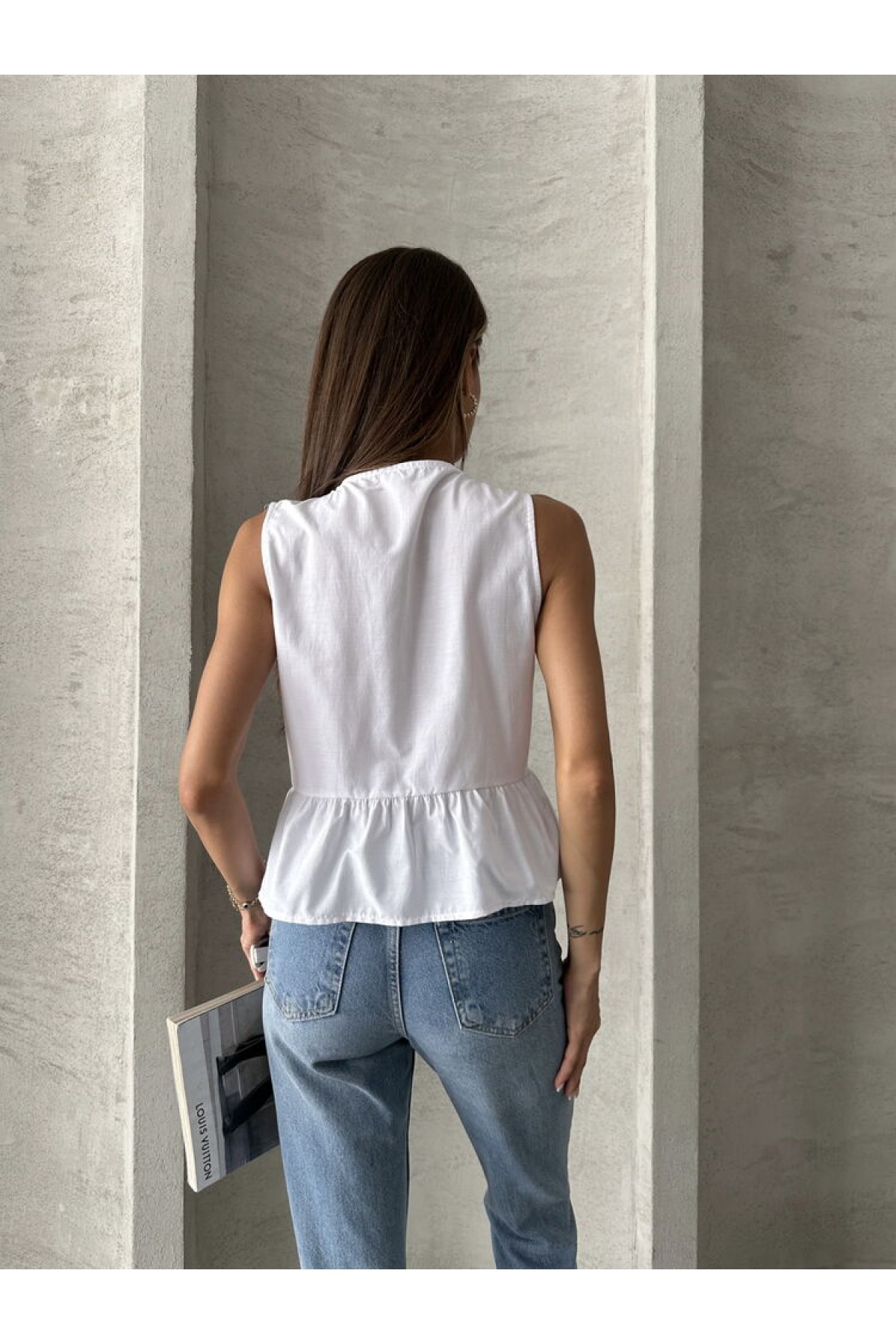 بلوزة توب شو بيضاء بربطة أمامية للبيع بالجملة