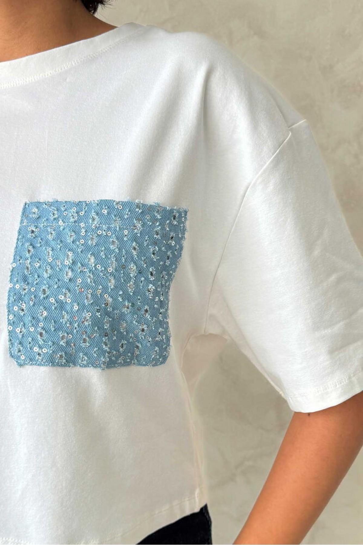 تي شيرت بالجملة مع تفاصيل الجيب