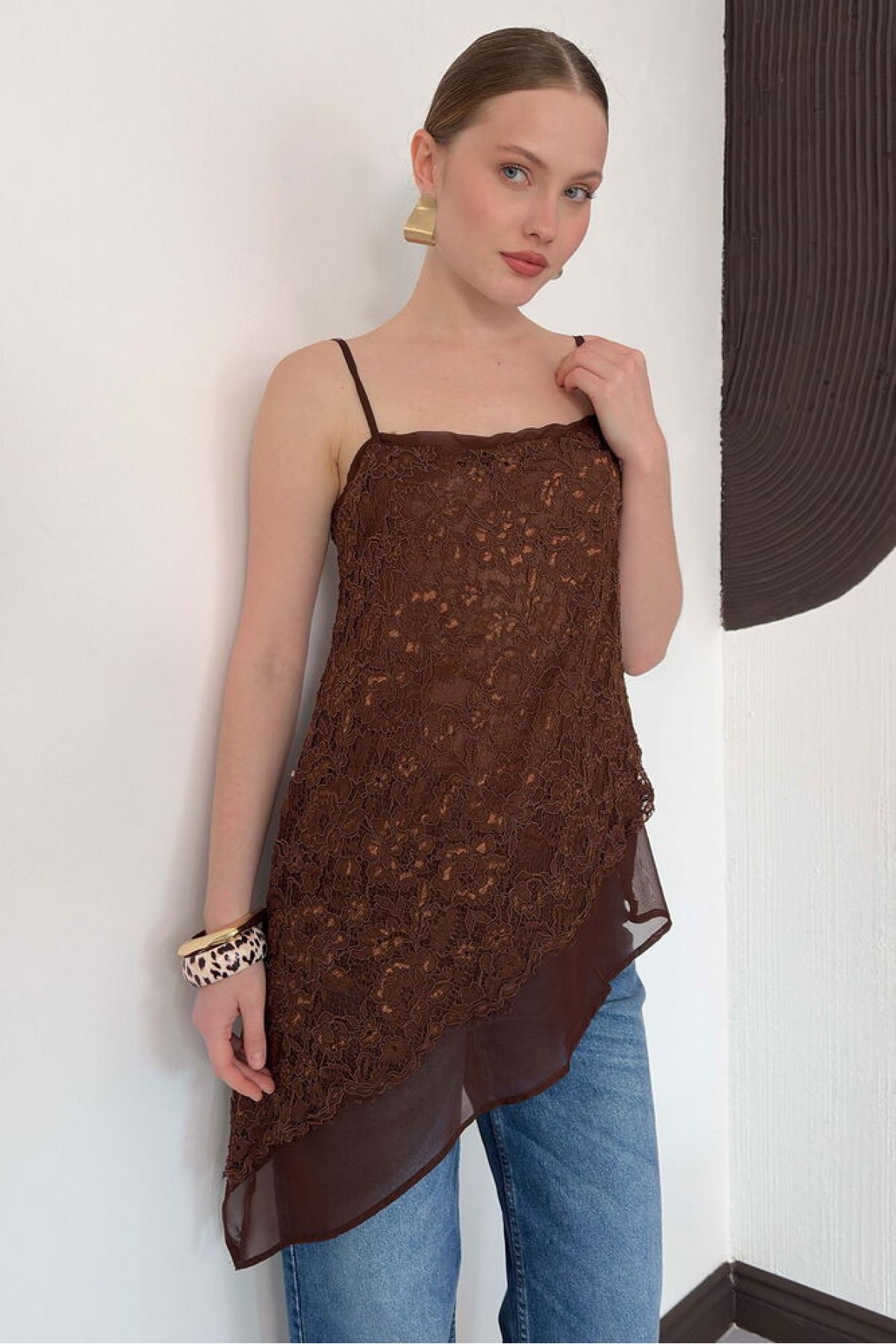D 2935 ASİMETRİK DANTEL Askılı Bluz - KAHVE