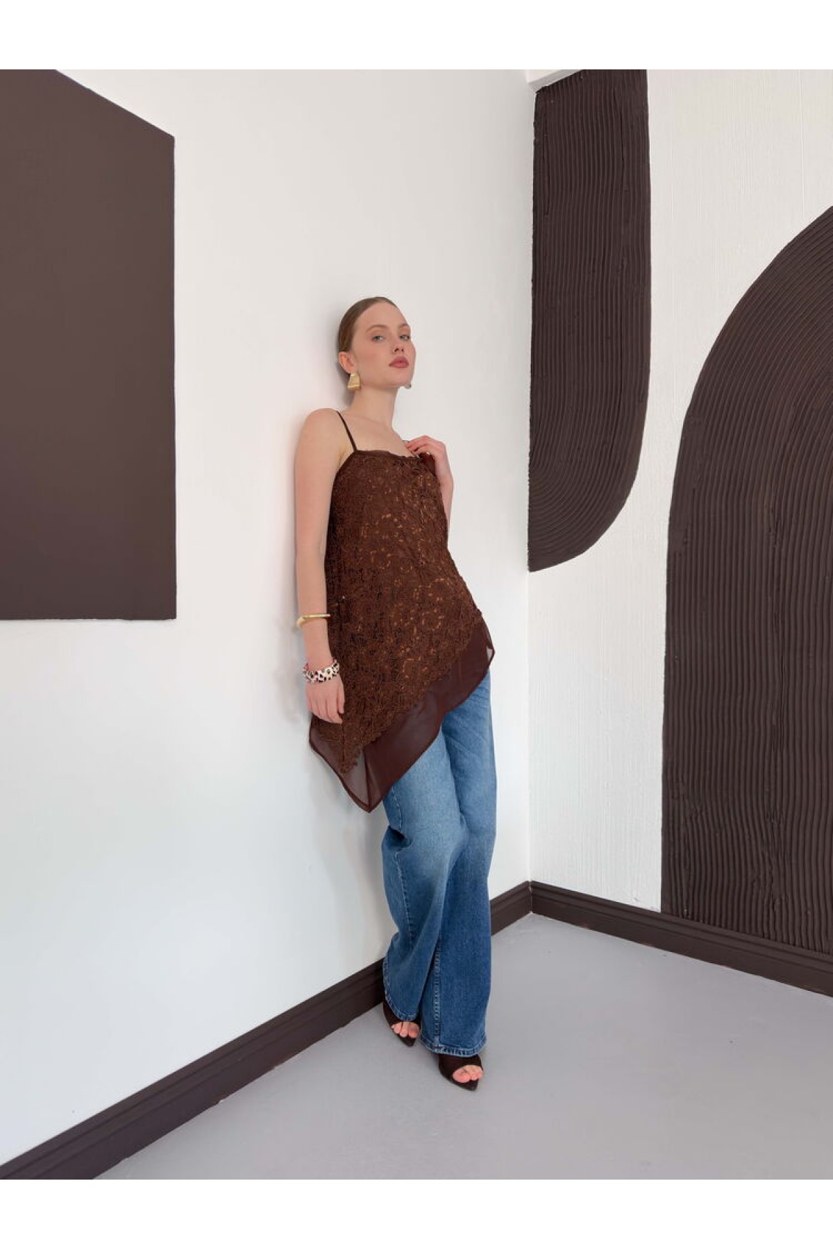 D 2935 ASİMETRİK DANTEL Askılı Bluz - KAHVE