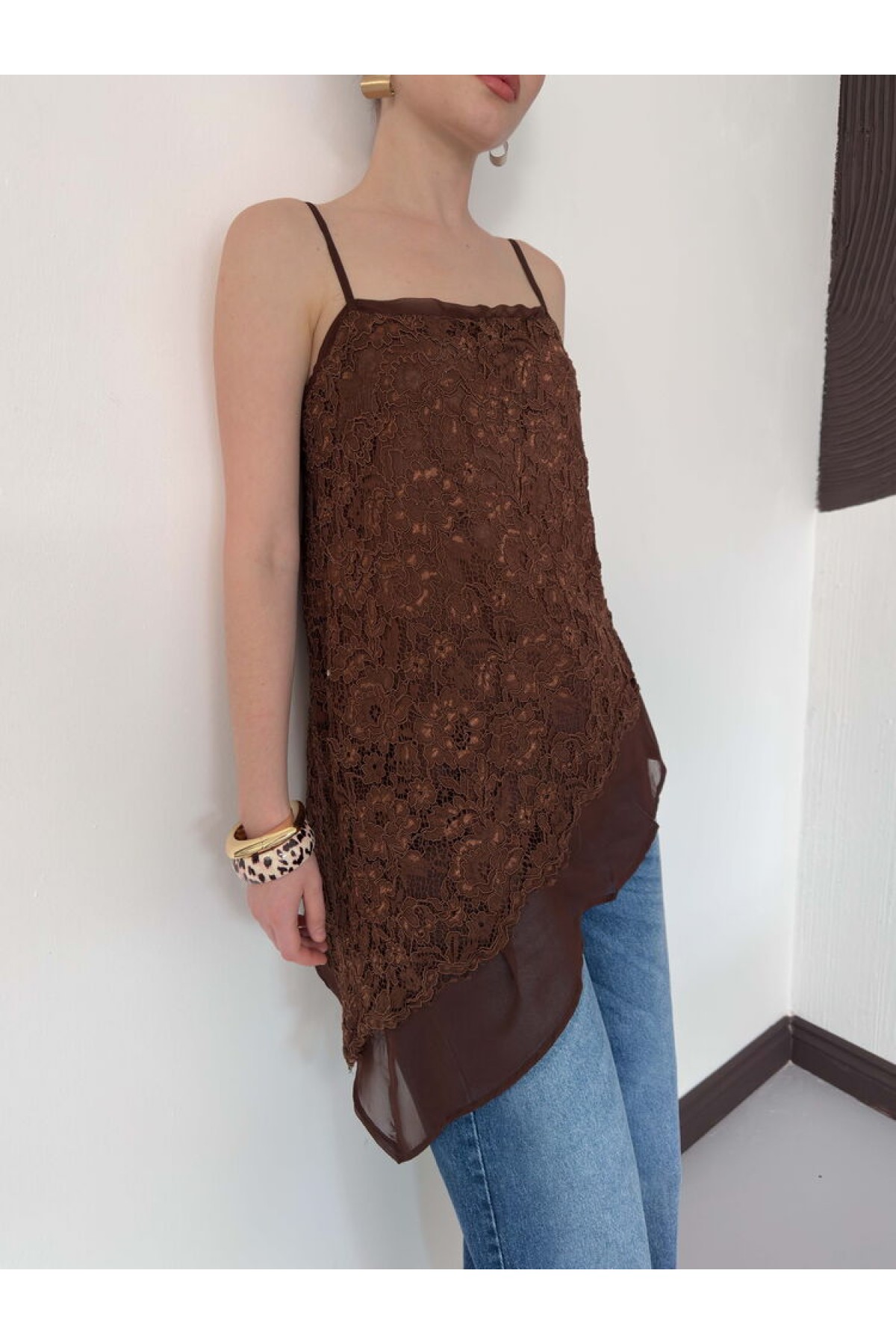 D 2935 ASİMETRİK DANTEL Askılı Bluz - KAHVE